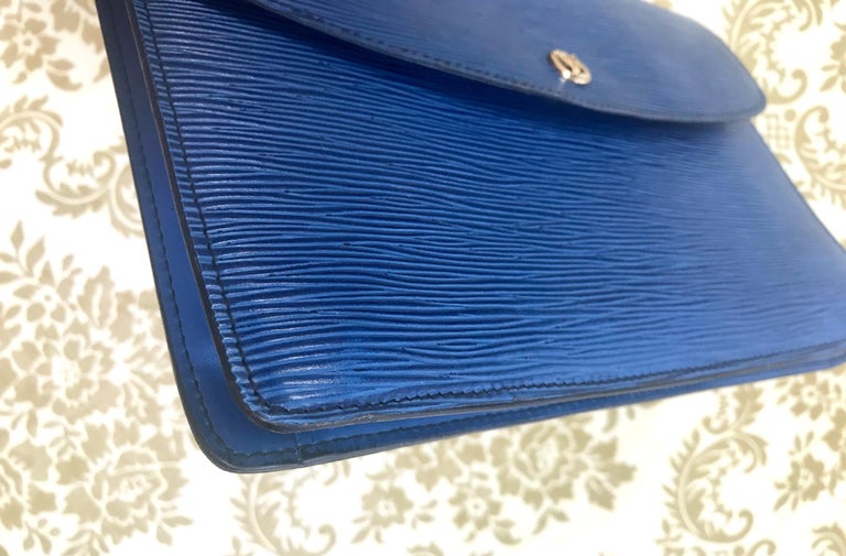Louis Vuitton Blue Epi Art Deco Clutch Leather ref.168543 - Joli Closet