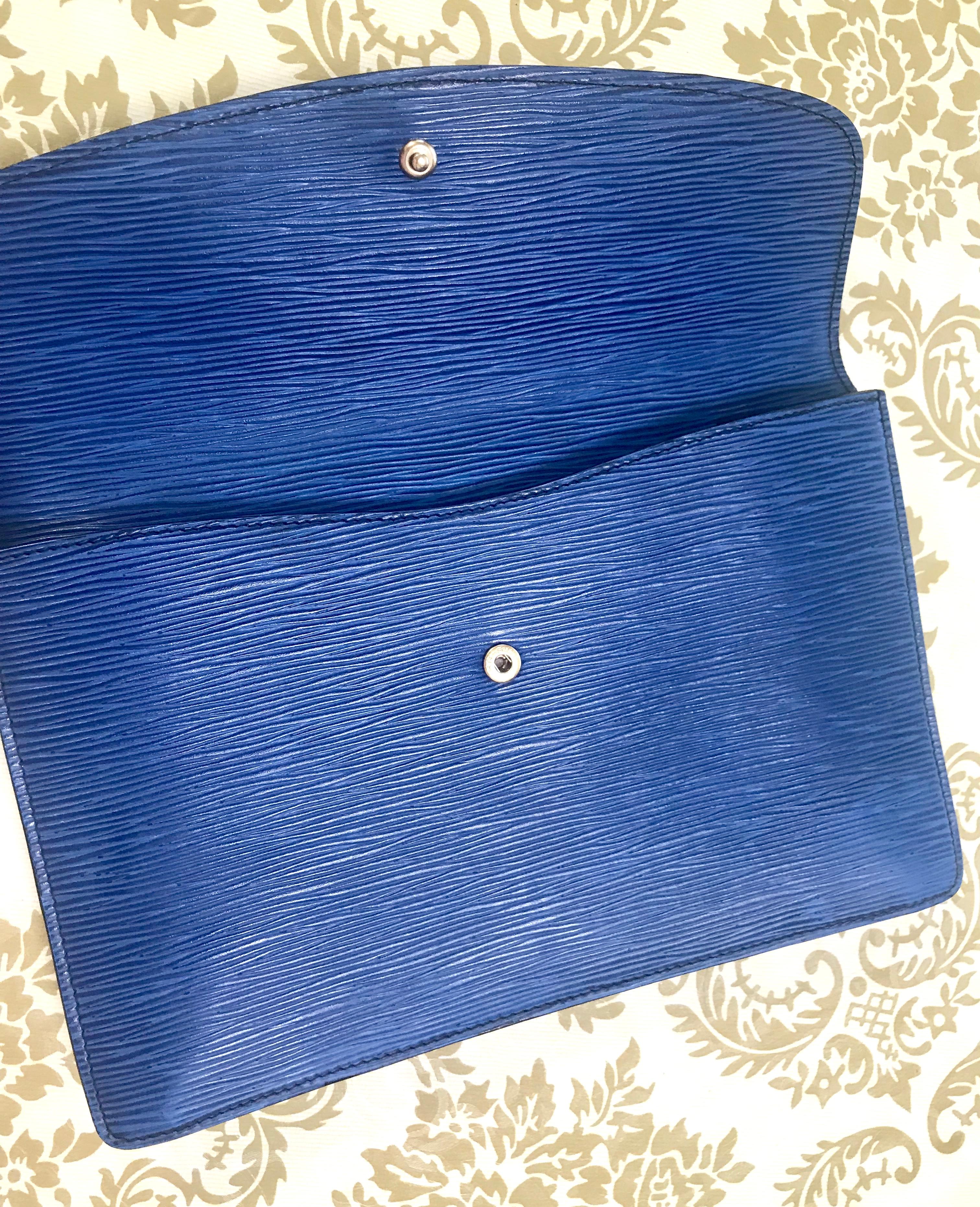 Women's or Men's Vintage Louis Vuitton blue epi envelope style clutch bag with gold tone LV motif For Sale