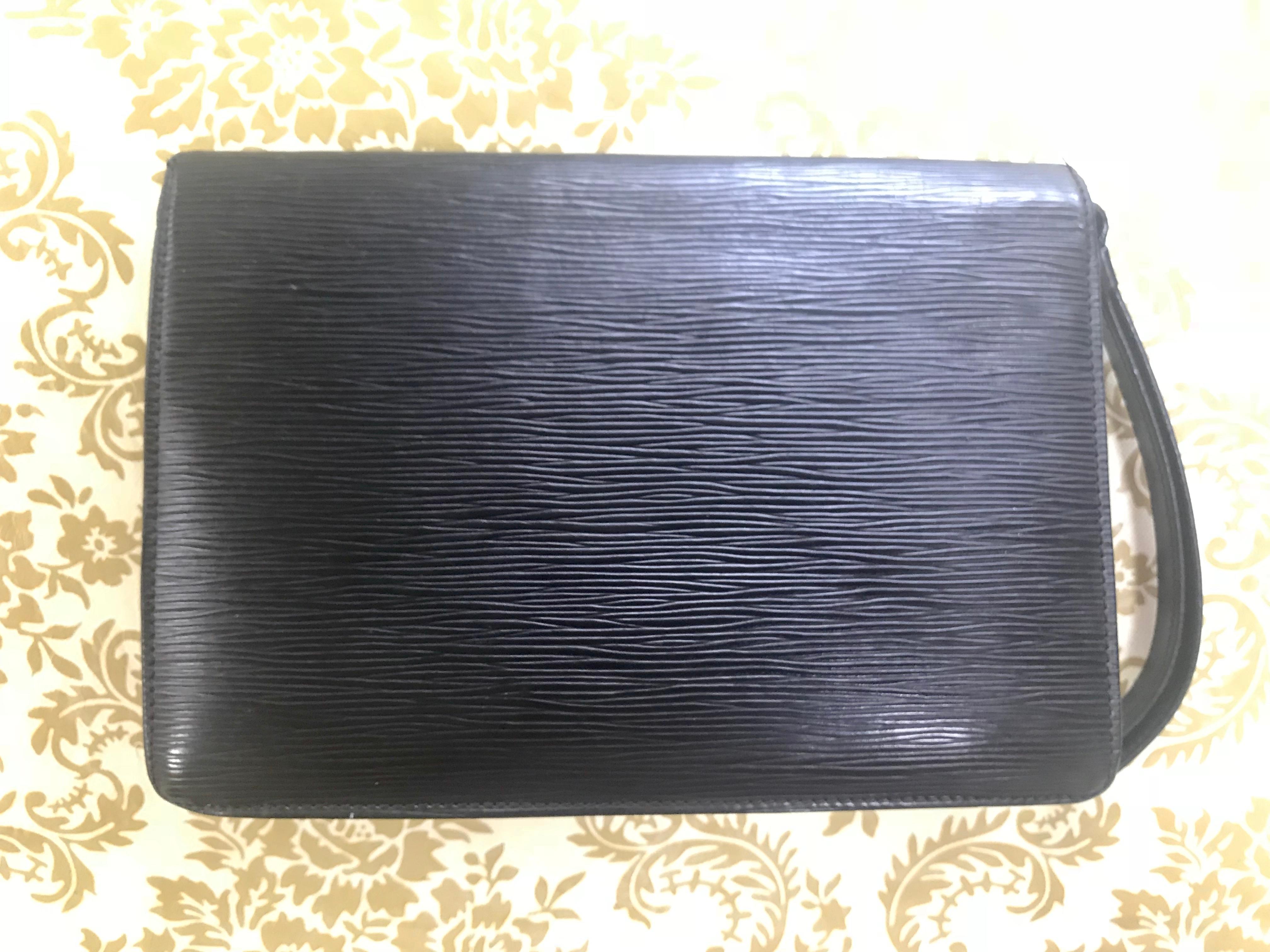 1980s. Vintage Louis Vuitton classic black epi leather wristlet clutch bag, purse with gold tone brass closure. 
Unisex and daily use bag.

Introducing one of the most classic vintage pieces from Louis Vuitton in the 80's, black epi leather clutch