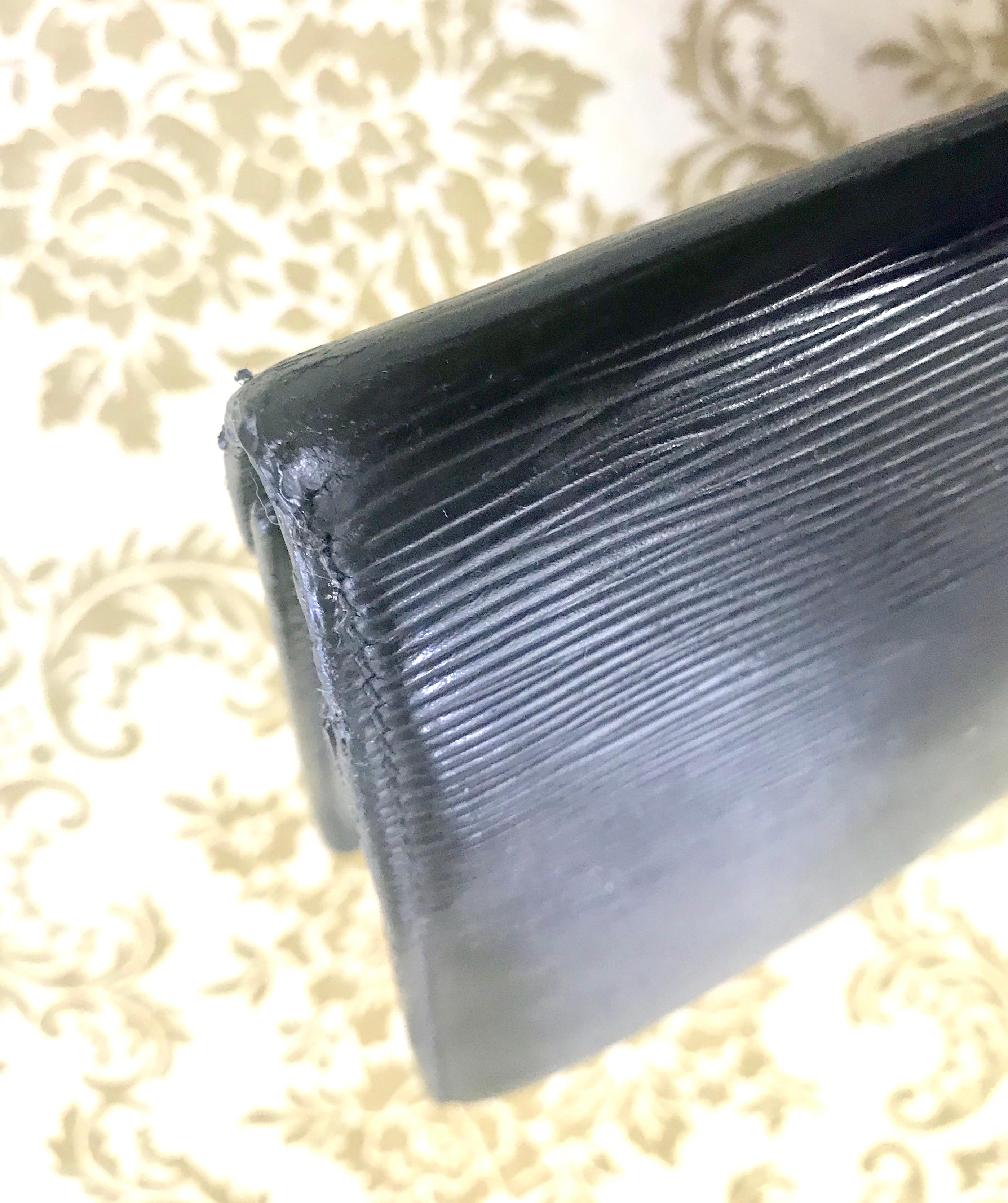 Vintage Louis Vuitton black epi leather wristlet clutch bag, purse with strap.  In Good Condition For Sale In Kashiwa, Chiba
