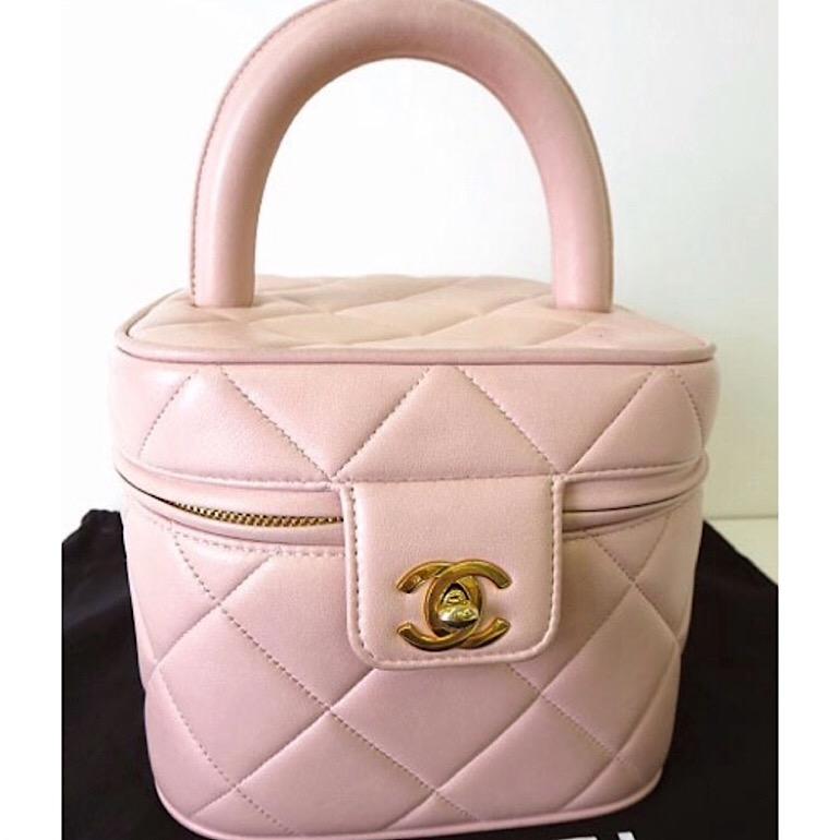 1990s. Vintage CHANEL pink quilted lambskin cosmetic, makeup case, vanity bag with CC closure. Can be a mini handbag.

Vintage CHANEL pink quilted lambskin cosmetic, makeup case, vanity bag with CC closure. Can be a mini handbag.

Introducing a