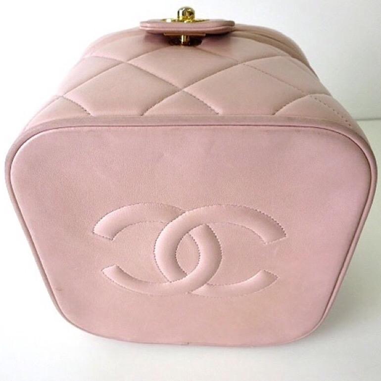 Vintage CHANEL pink quilted lambskin cosmetic, makeup case, vanity bag with CC. In Good Condition For Sale In Kashiwa, Chiba