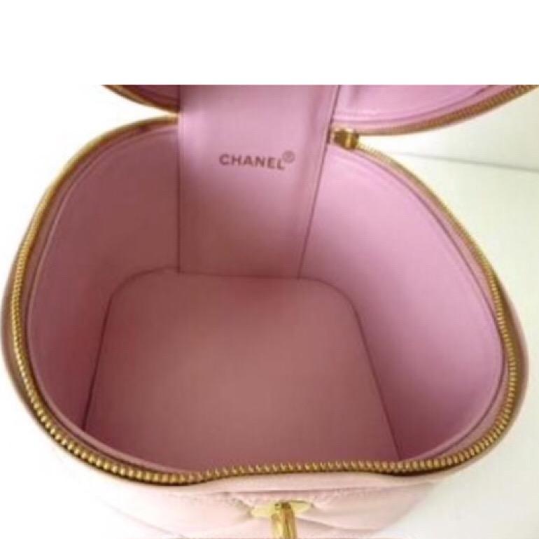 Women's Vintage CHANEL pink quilted lambskin cosmetic, makeup case, vanity bag with CC. For Sale