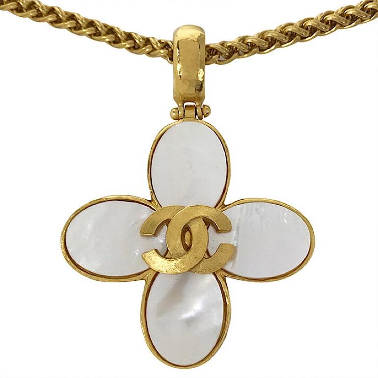 1990s. Vintage CHANEL white shell petal, flower motif pendant top chain necklace CC mark. Elegant and classic. Best vintage gift.


Introducing 90's vintage Chanel elegant and beautiful necklace in 4 round shell petal flower shape pendant top with