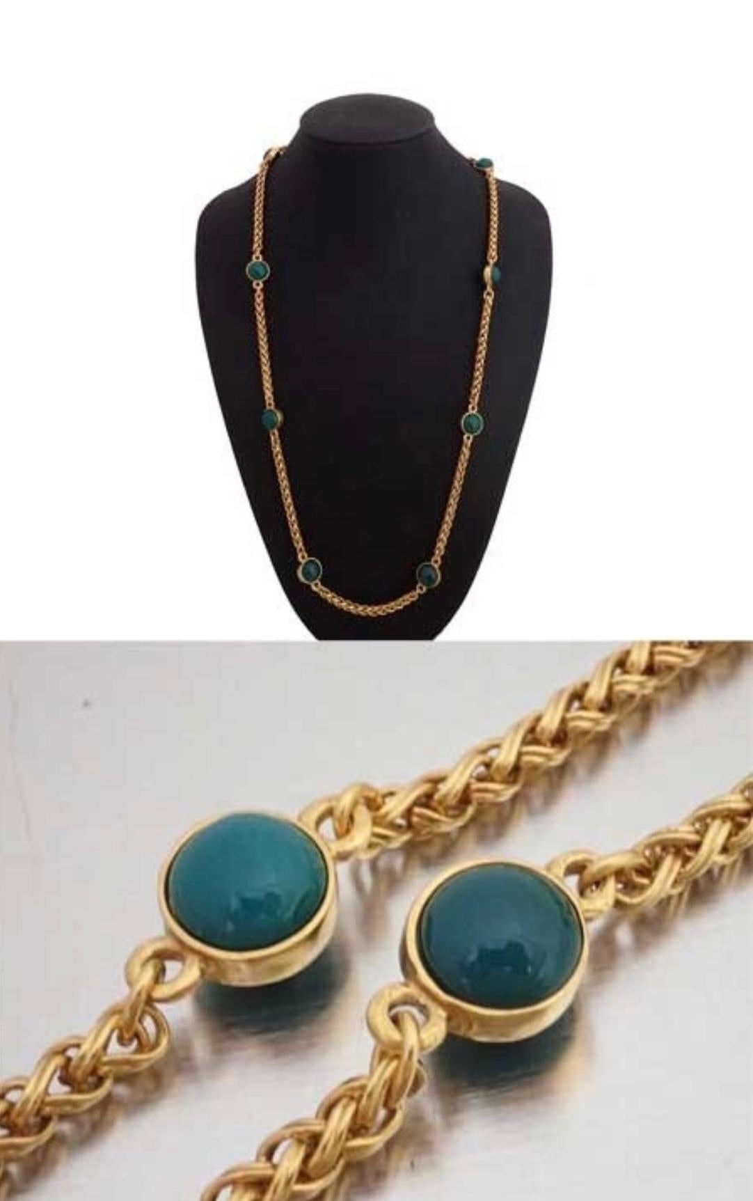  Vintage Chanel green gripoix stones and  tube chain long necklace with CC mark. In Excellent Condition For Sale In Kashiwa, Chiba