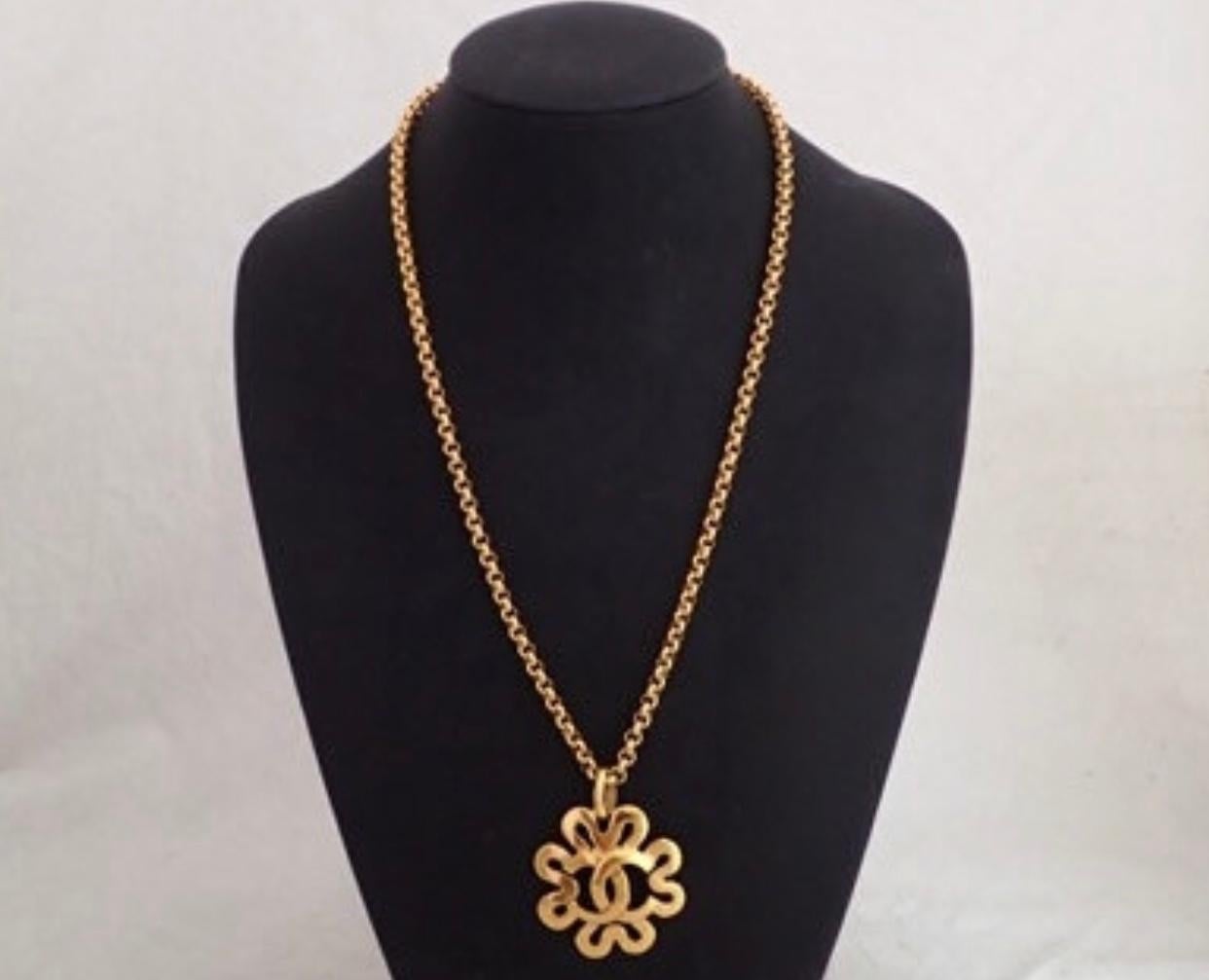 1990s. Vintage CHANEL golden chain necklace with wavy petal frame & CC mark pendant top. 
Beautiful Chanel jewelry piece. Perfect gift idea as well.

Gorgeous and classic jewelry piece from Chanel back in the 90's....

Has an oval signature plate in