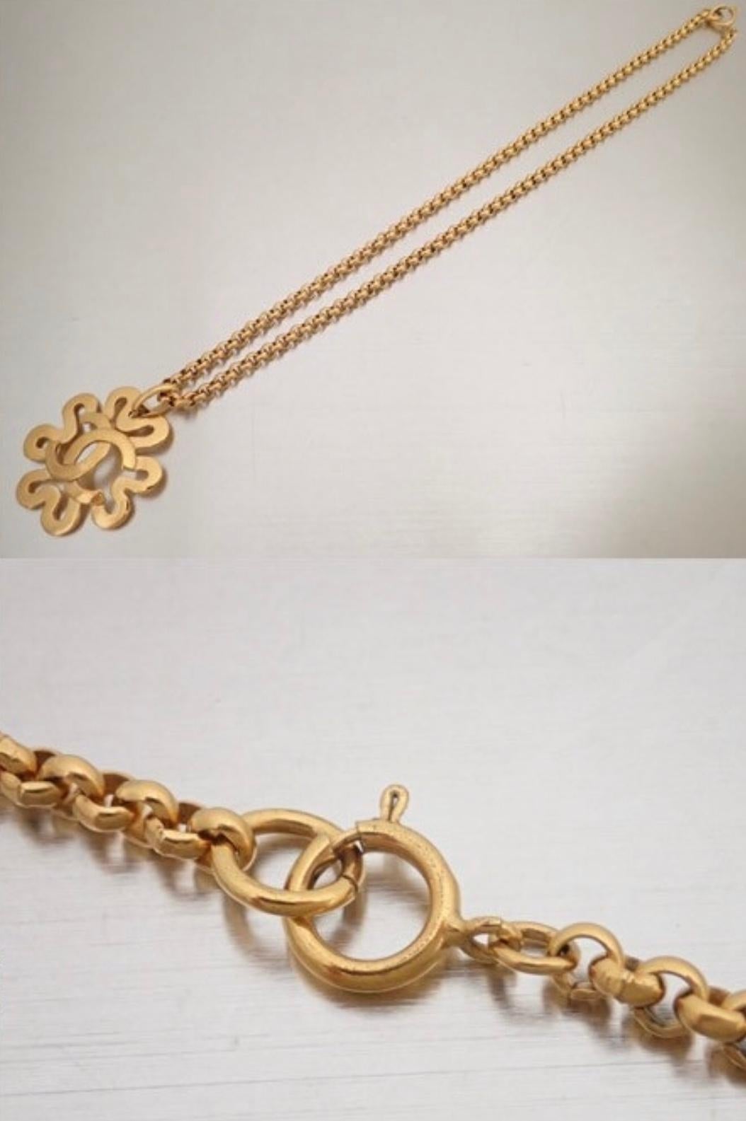 Vintage CHANEL golden chain necklace with wavy petal frame & CC mark pendant top In Good Condition For Sale In Kashiwa, Chiba