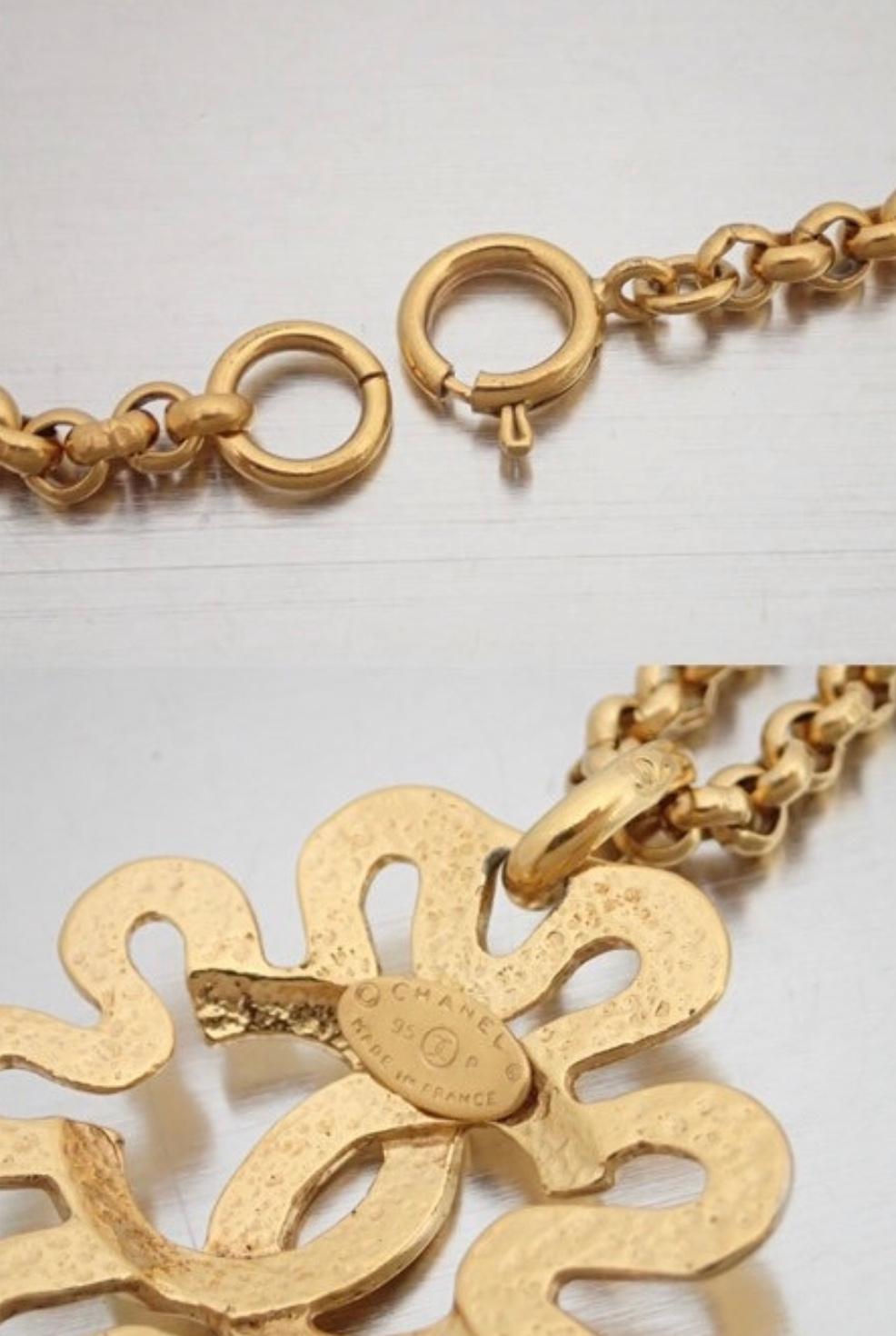 Women's Vintage CHANEL golden chain necklace with wavy petal frame & CC mark pendant top For Sale