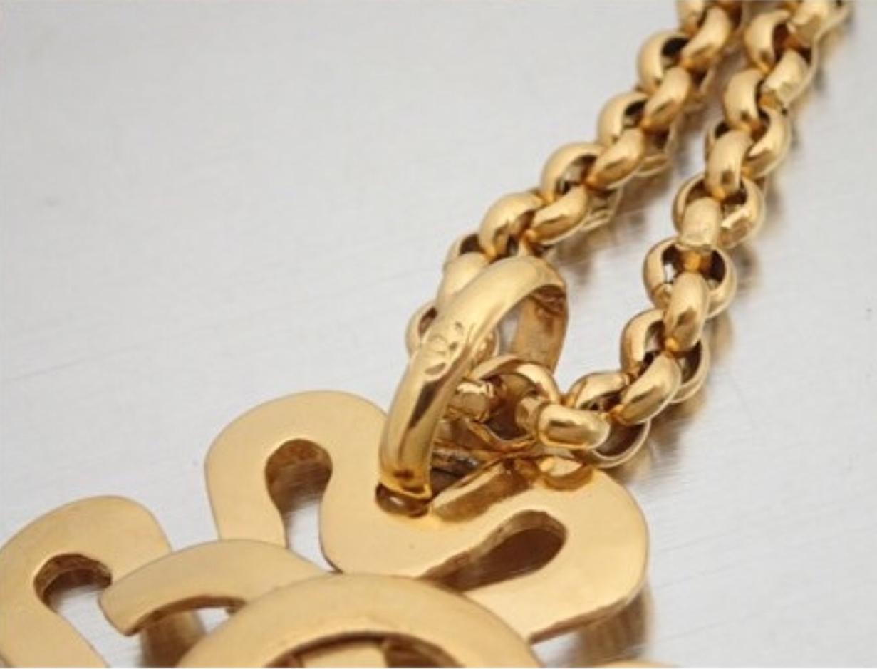 Vintage CHANEL golden chain necklace with wavy petal frame & CC mark pendant top For Sale 1