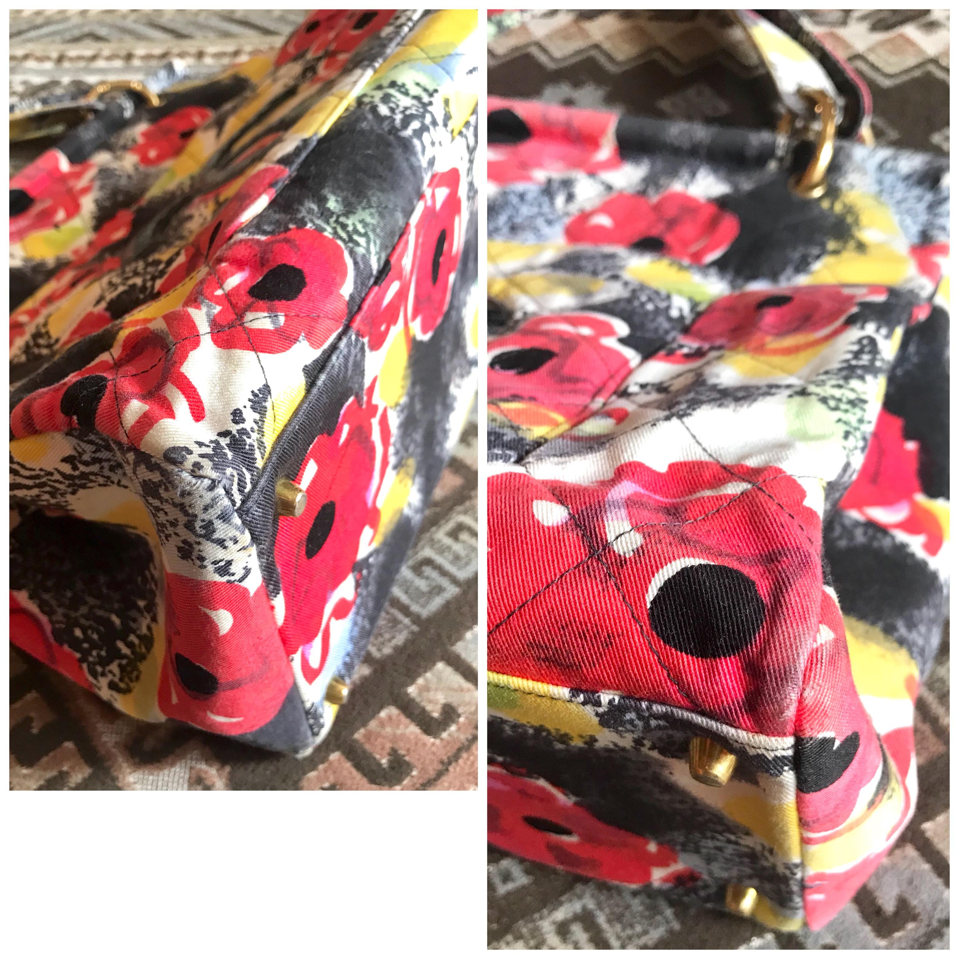 Vintage CHANEL red flower, yellow, and black water color print large tote bag. For Sale 7