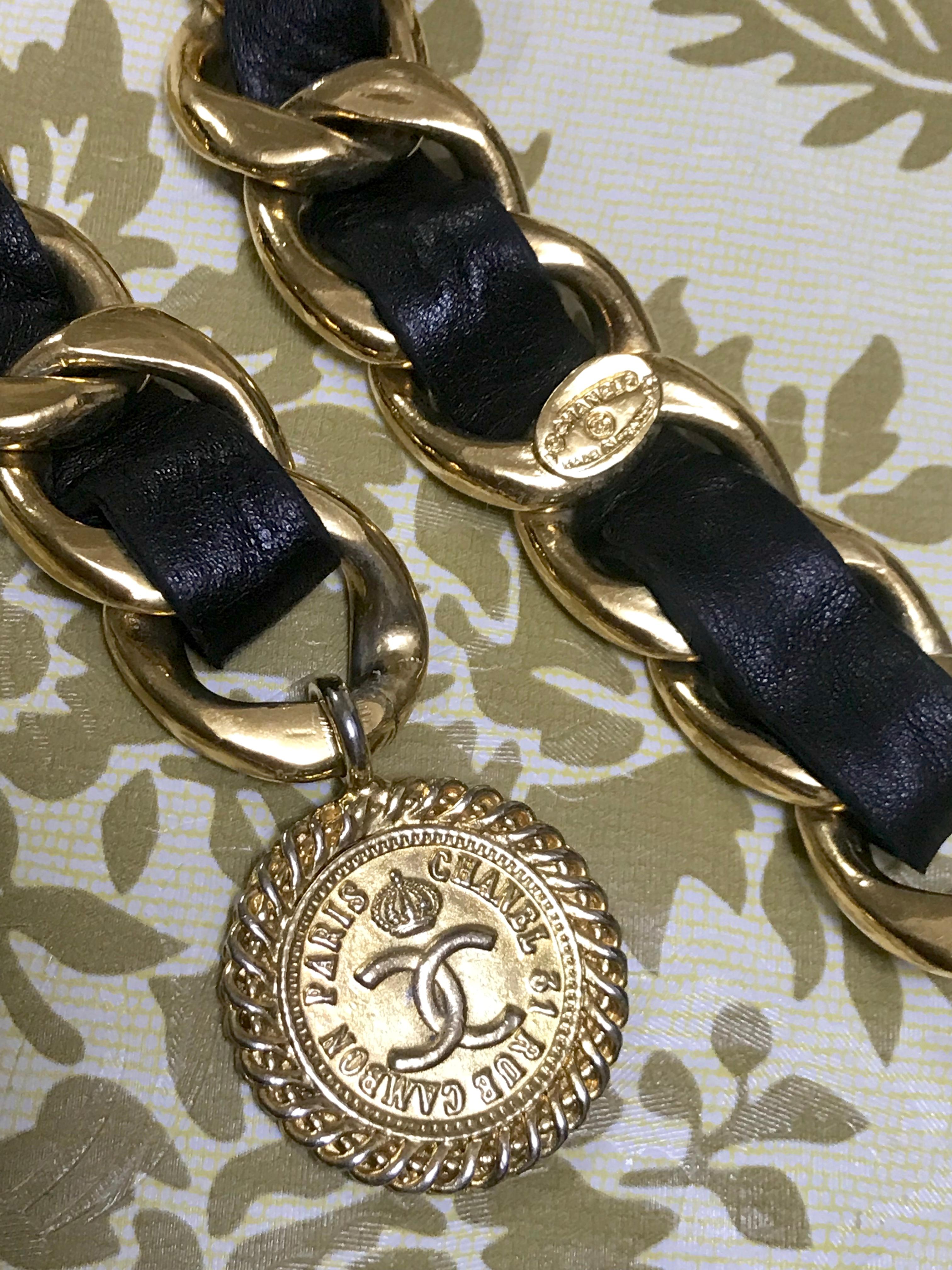 Vintage CHANEL black leather thick chain belt with golden CC and mademoiselle. For Sale 2