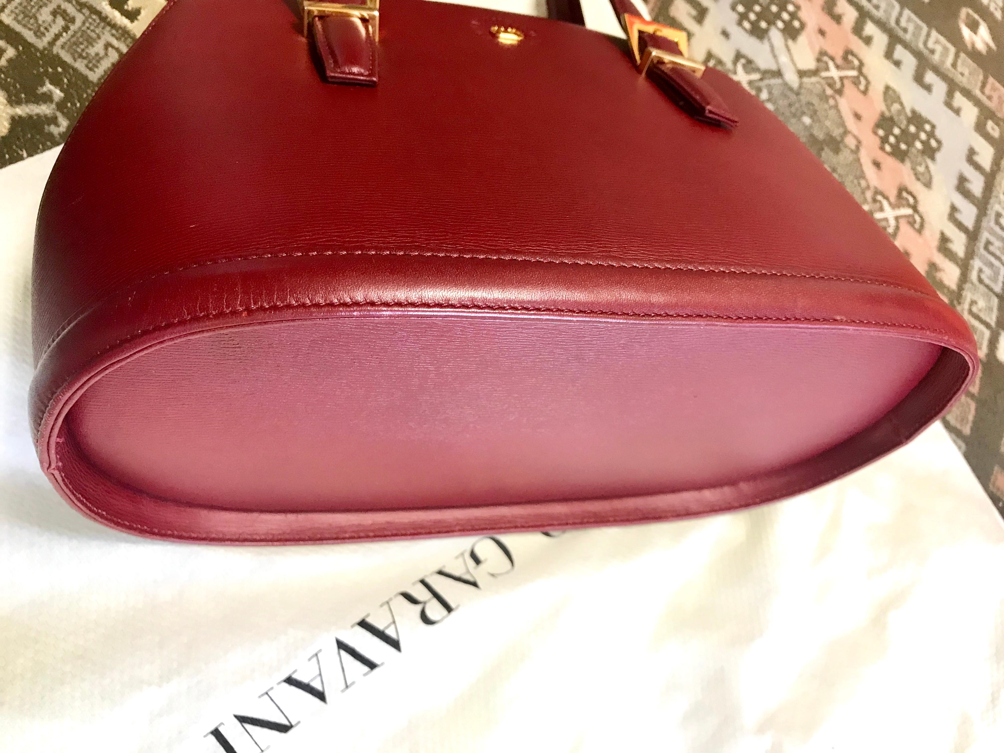 Women's Vintage Valentino Garavani wine leather handbag with golden buckles. Classic bag For Sale