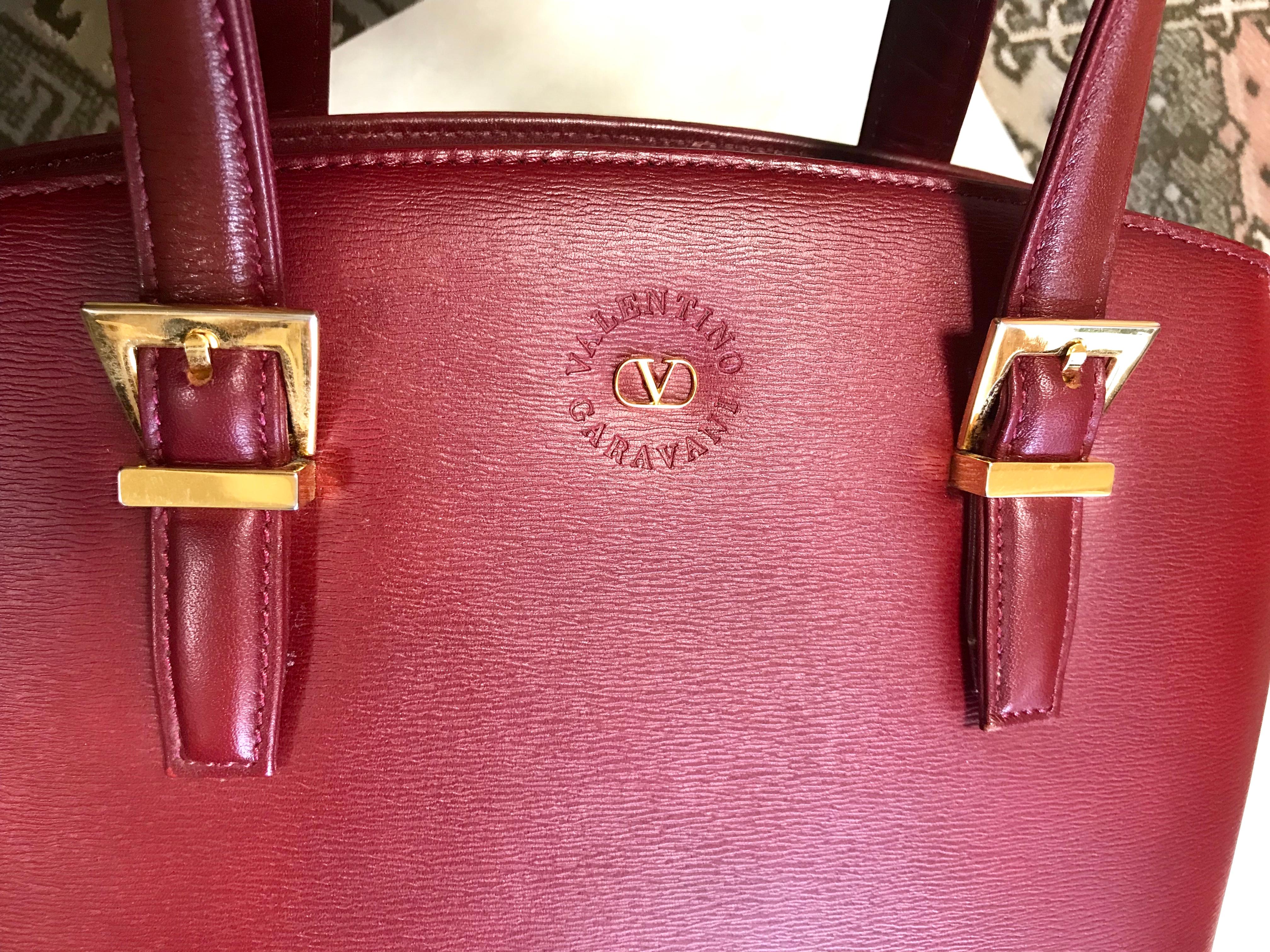 Vintage Valentino Garavani wine leather handbag with golden buckles. Classic bag In Good Condition For Sale In Kashiwa, Chiba