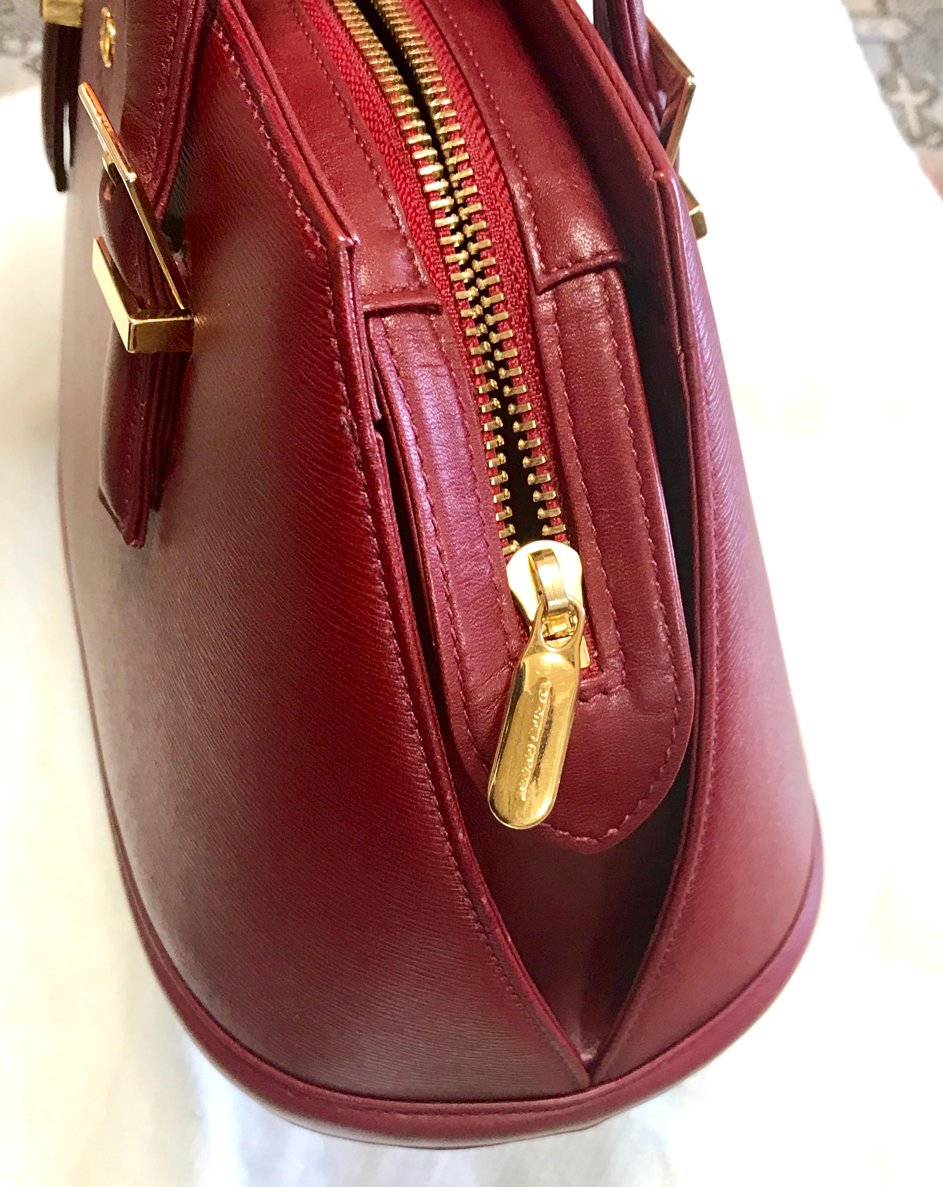 Vintage Valentino Garavani wine leather handbag with golden buckles. Classic bag For Sale 4