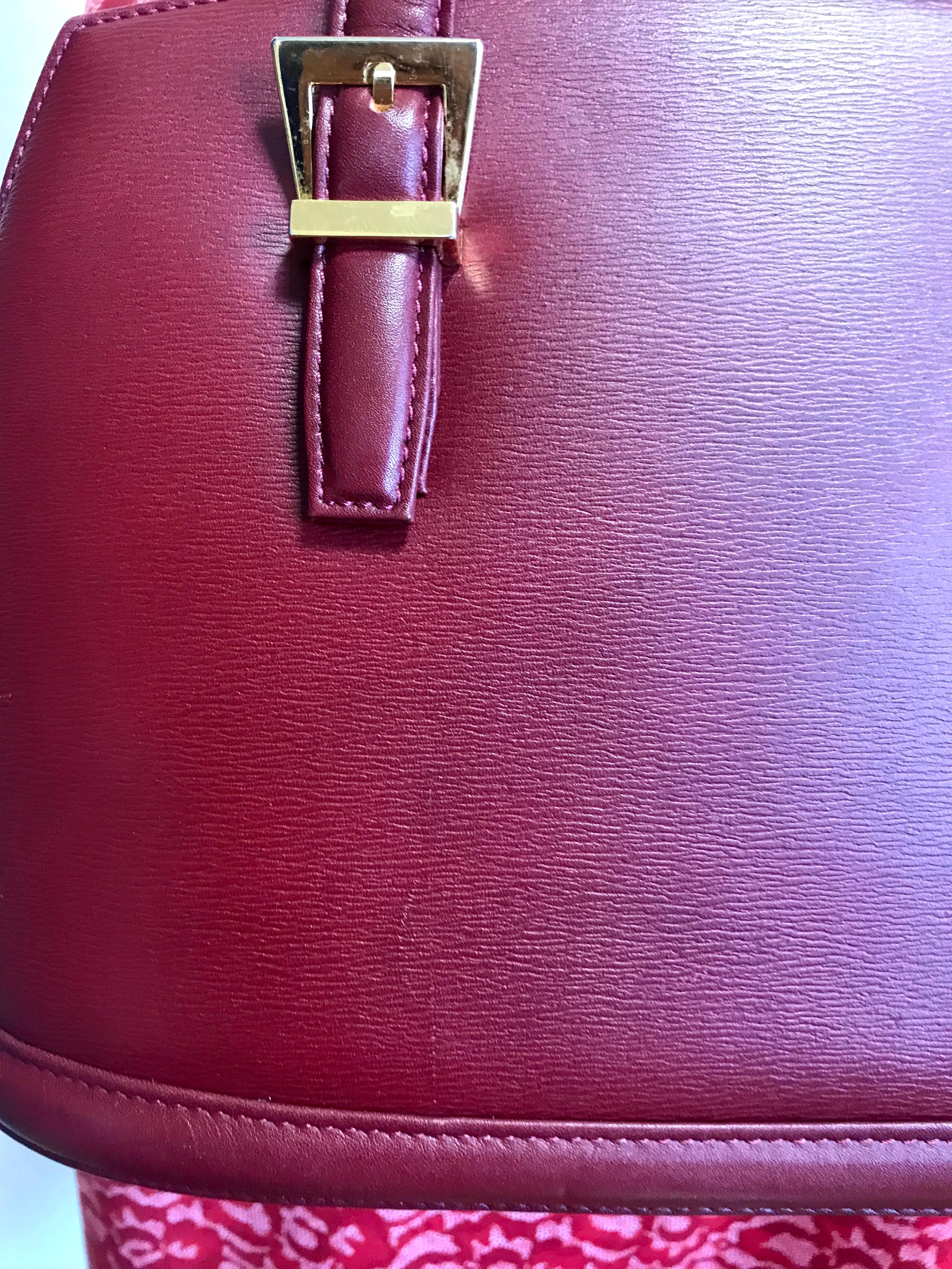 Vintage Valentino Garavani wine leather handbag with golden buckles. Classic bag For Sale 2