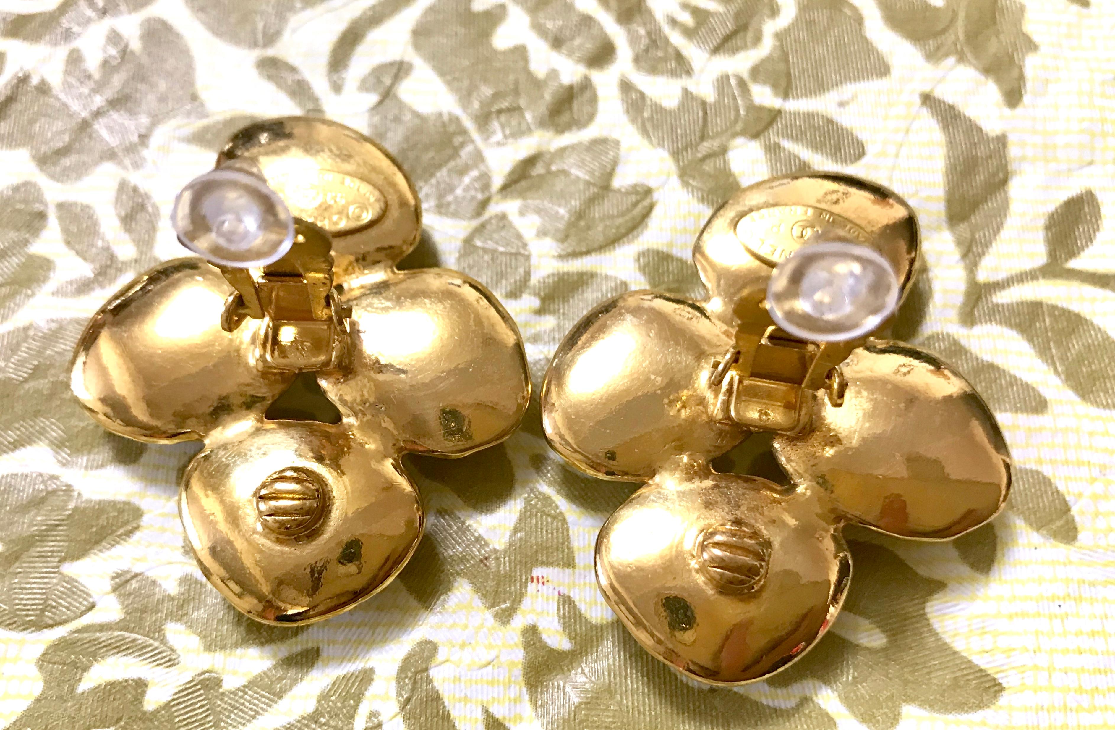 Vintage CHANEL large oval faux pearl earrings with gold frames. Elegant jewelry. For Sale 2