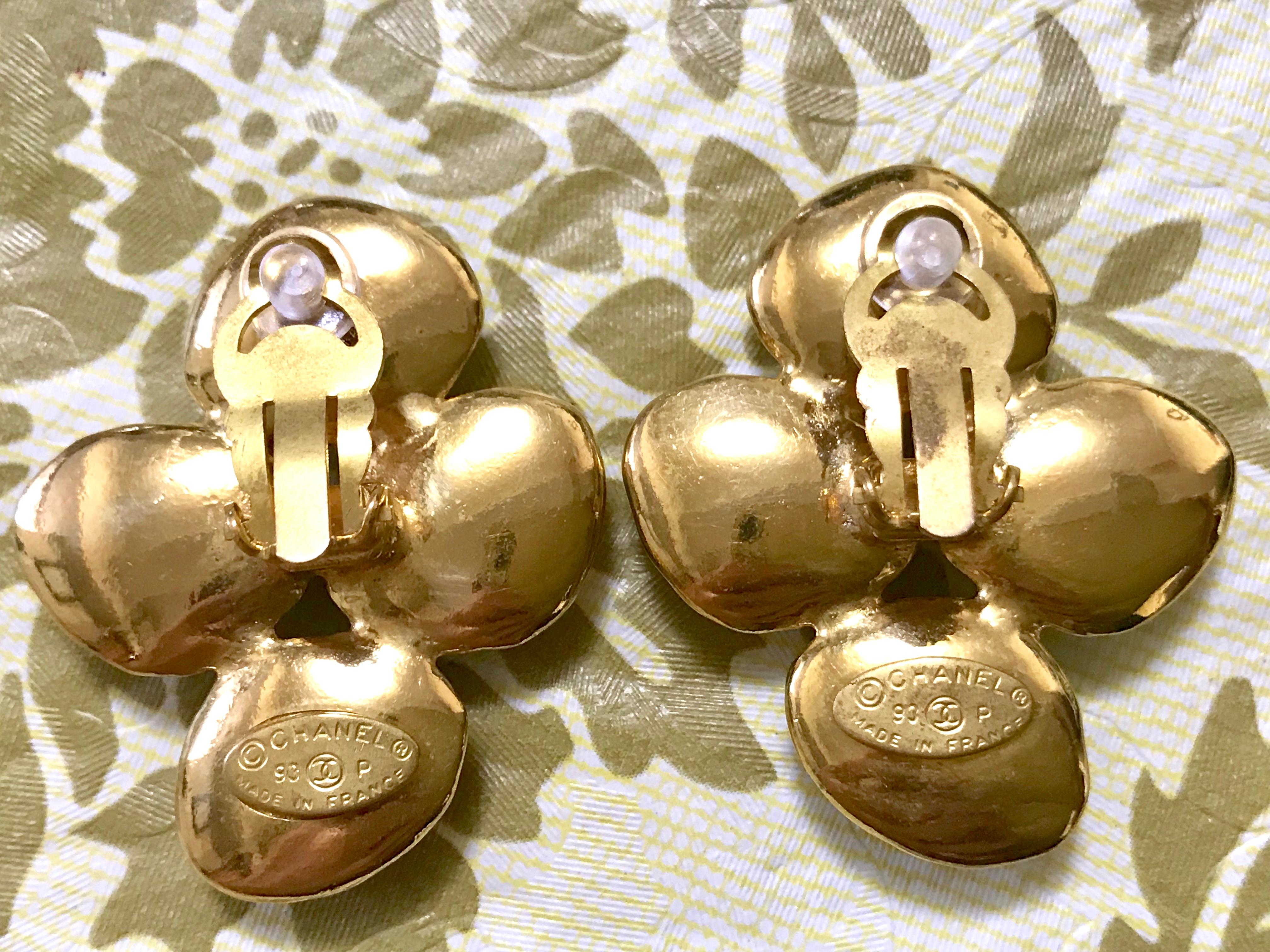 Vintage CHANEL large oval faux pearl earrings with gold frames. Elegant jewelry. For Sale 3