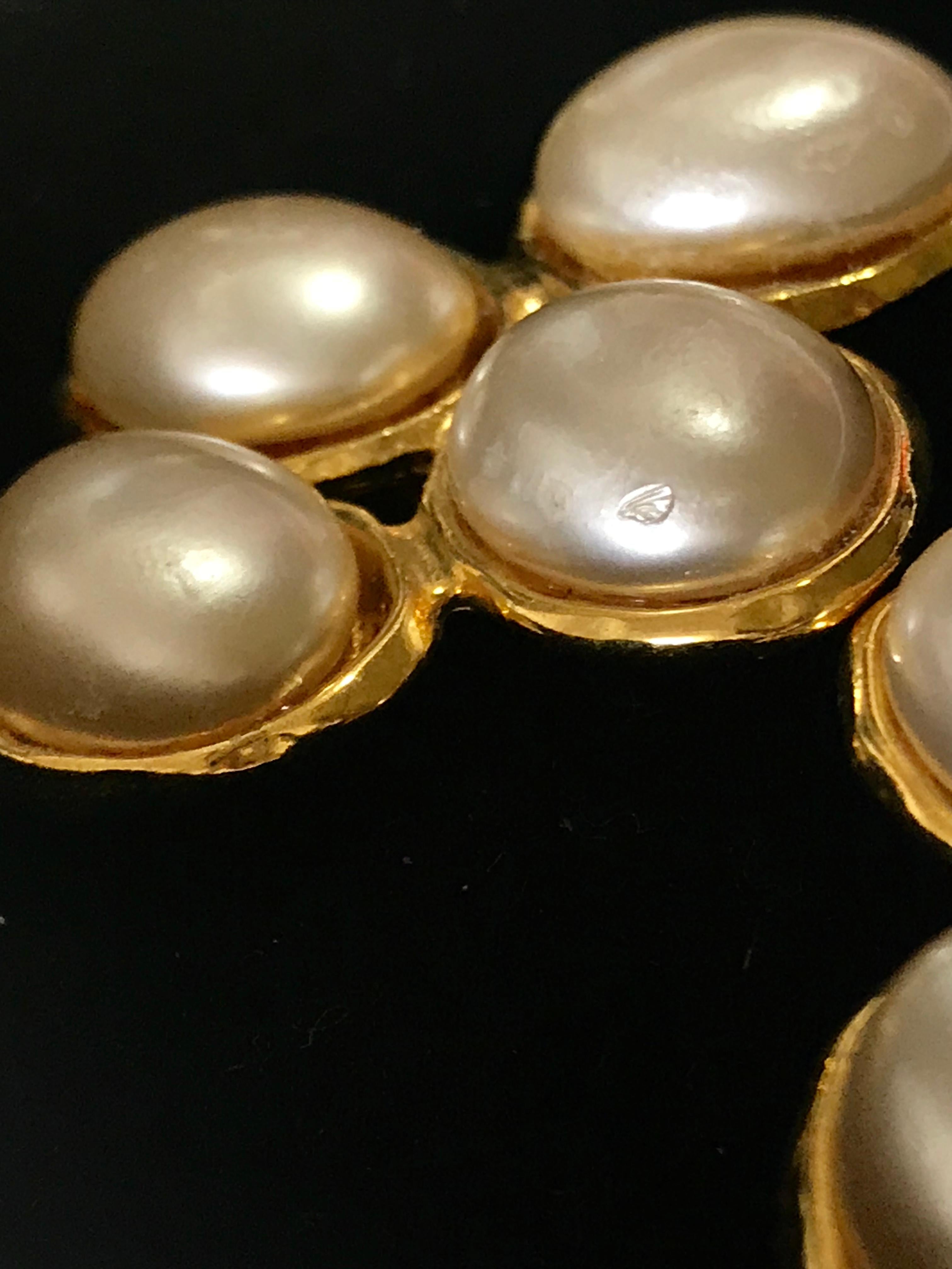 Vintage CHANEL large oval faux pearl earrings with gold frames. Elegant jewelry. For Sale 1