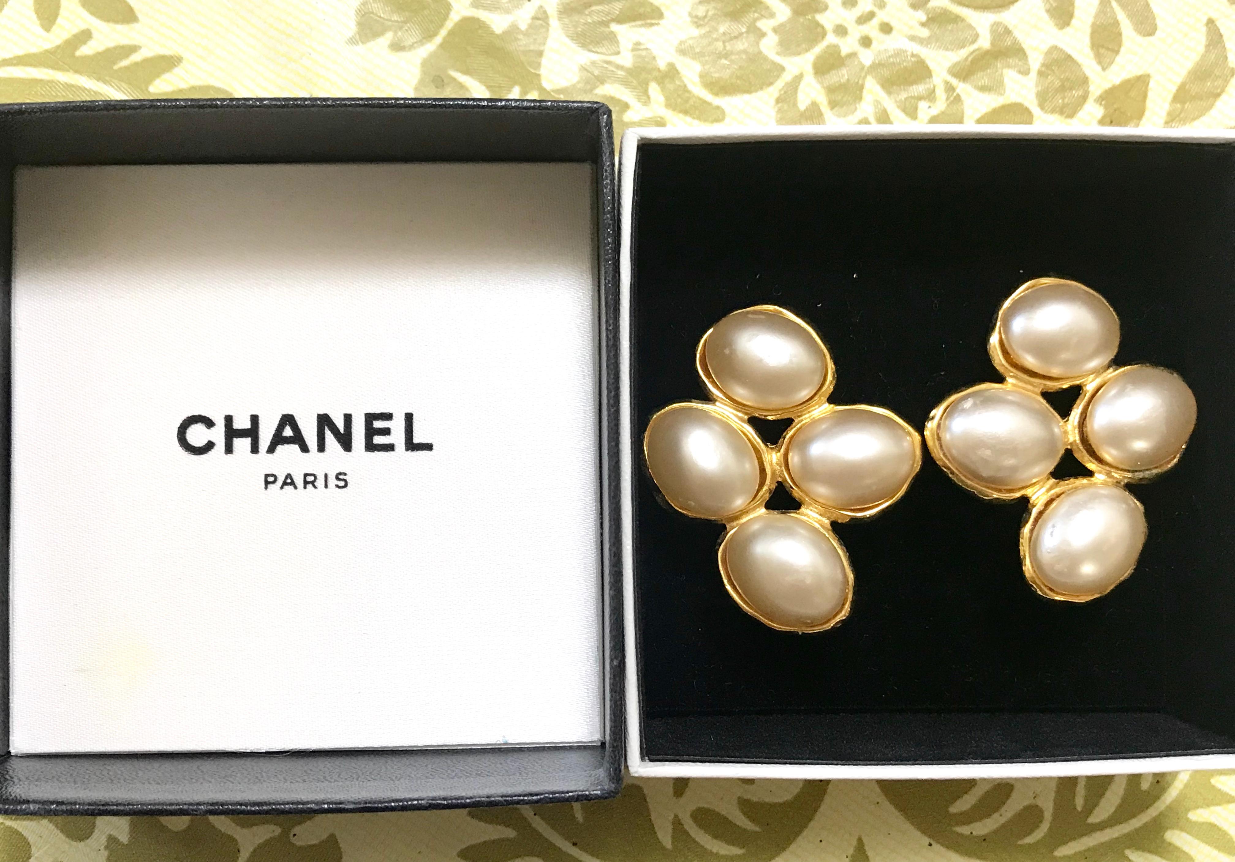 Vintage CHANEL large oval faux pearl earrings with gold frames. Elegant jewelry. For Sale 6