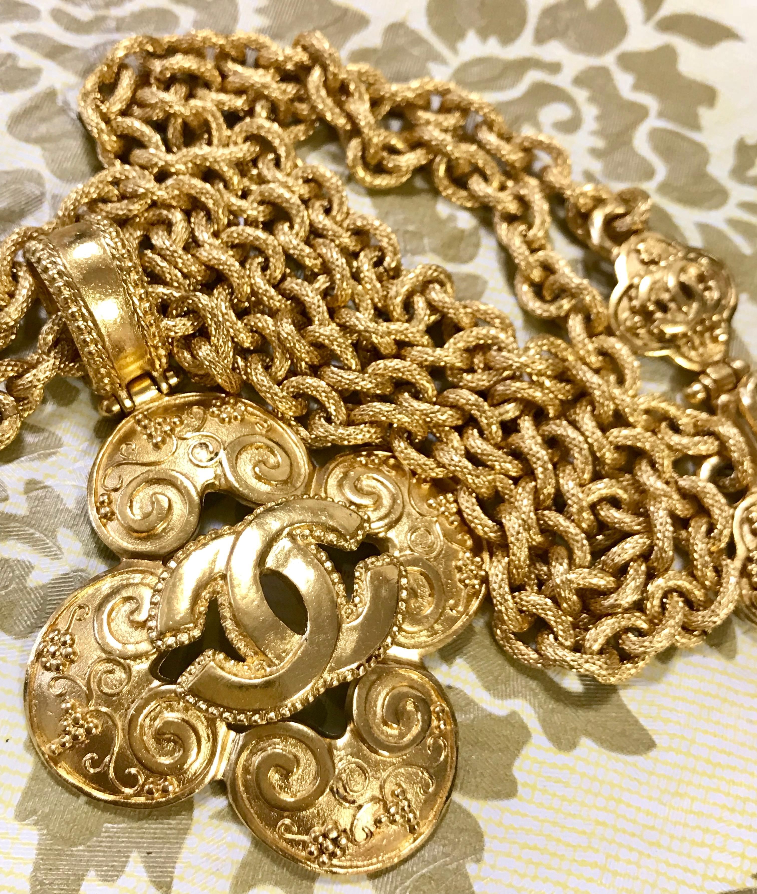 Women's MINT. Vintage CHANEL chain necklace with arabesque petal flower, clover CC top. For Sale