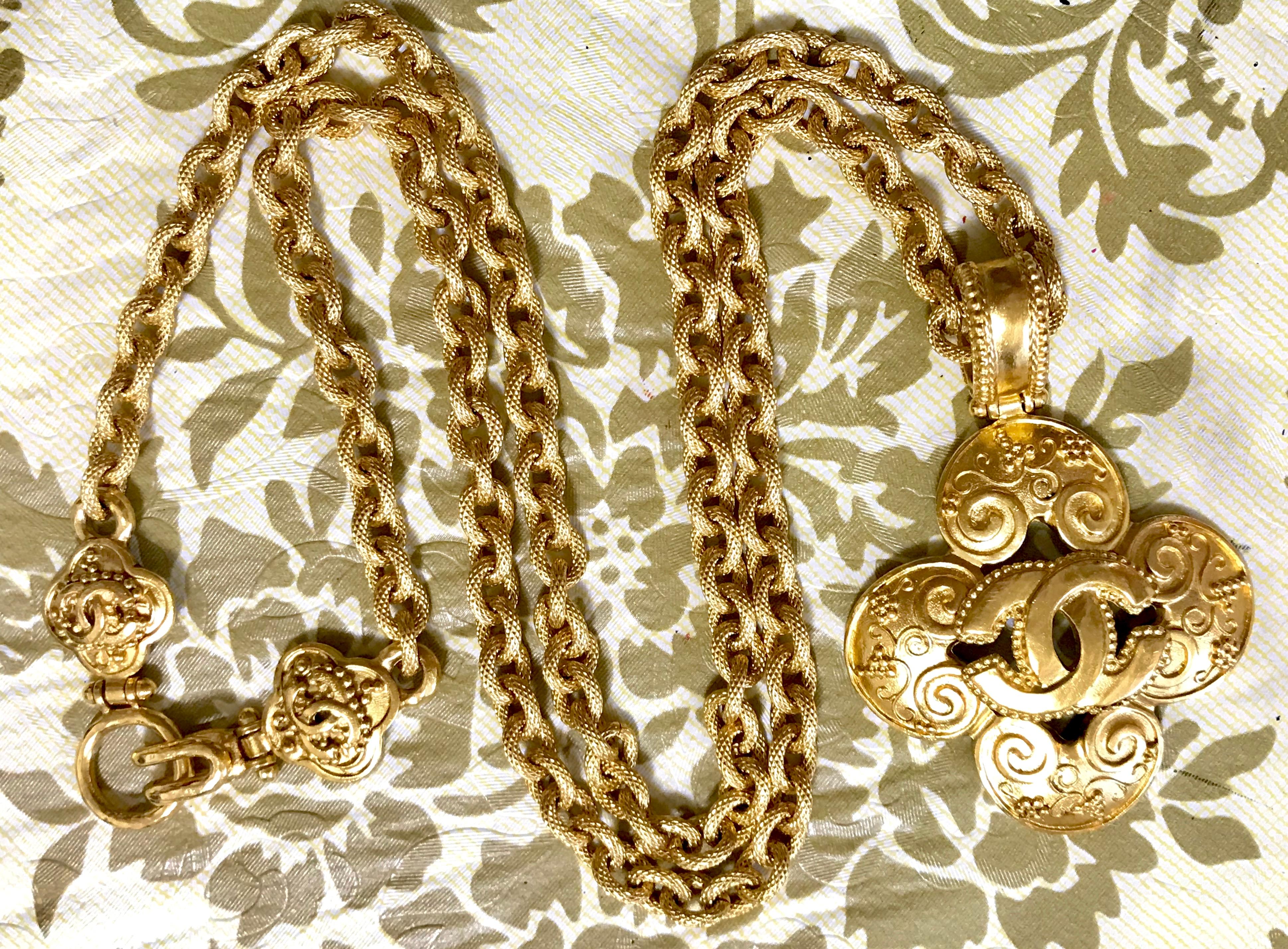 MINT. Vintage CHANEL chain necklace with arabesque petal flower, clover CC top. In Excellent Condition For Sale In Kashiwa, Chiba