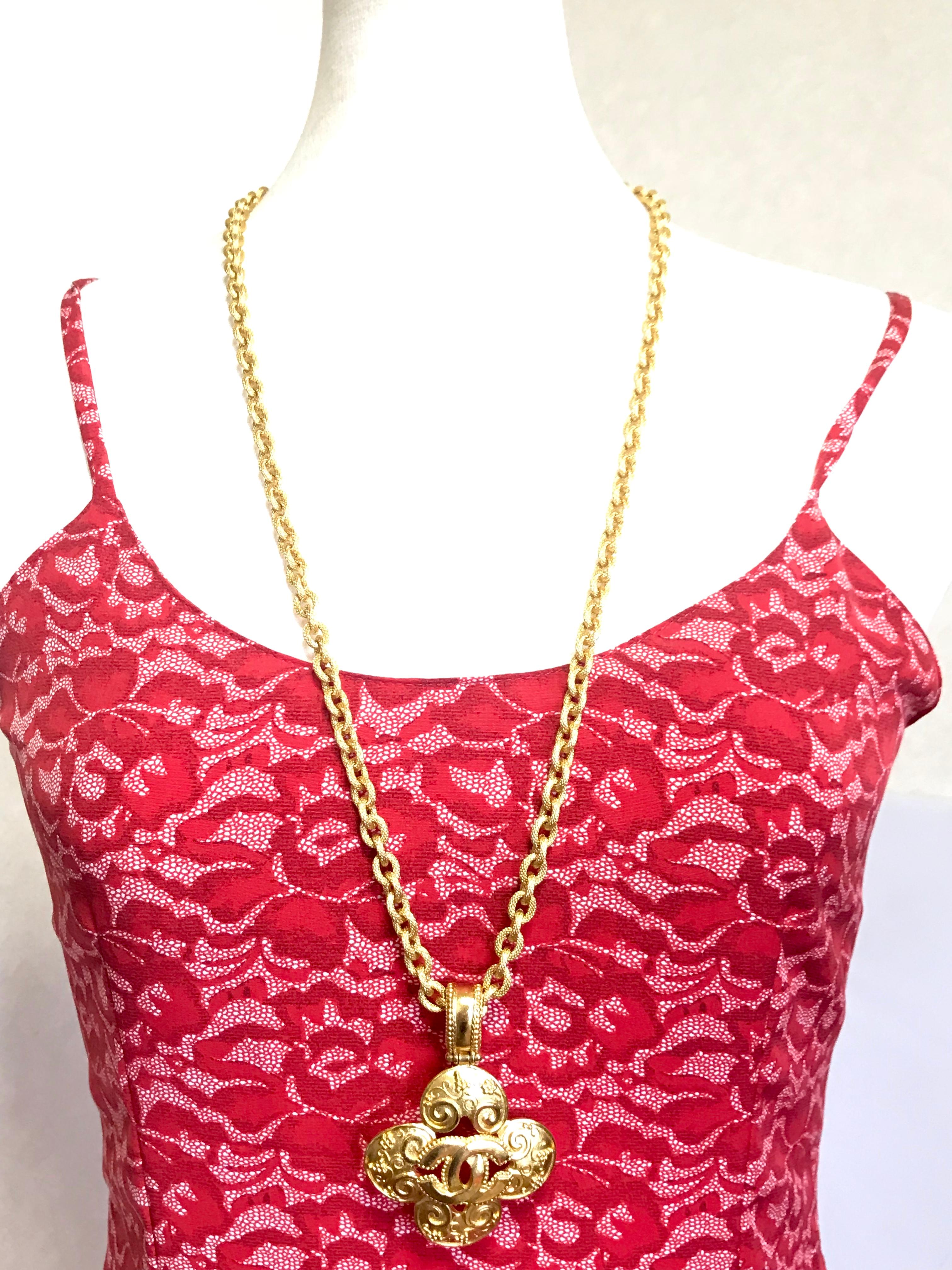 MINT. 1990s. Vintage CHANEL long chain necklace with large arabesque petal flower pendant top and CC mark. Gorgeous masterpiece jewelry.
Excellent vintage condition!

Can be worn in double. Gorgeous masterpiece.

Introducing a vintage Chanel