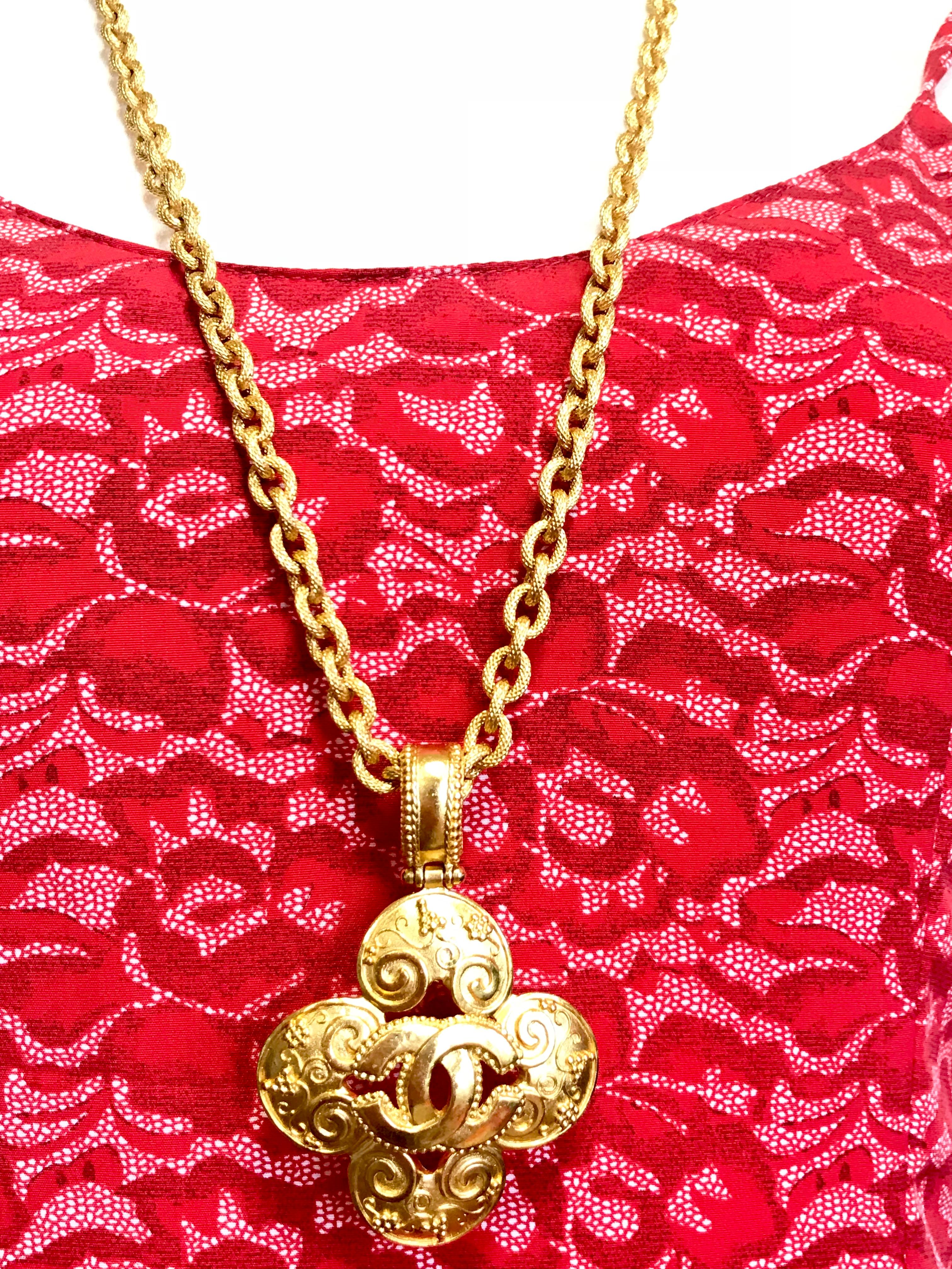 MINT. Vintage CHANEL chain necklace with arabesque petal flower, clover CC top. For Sale 3