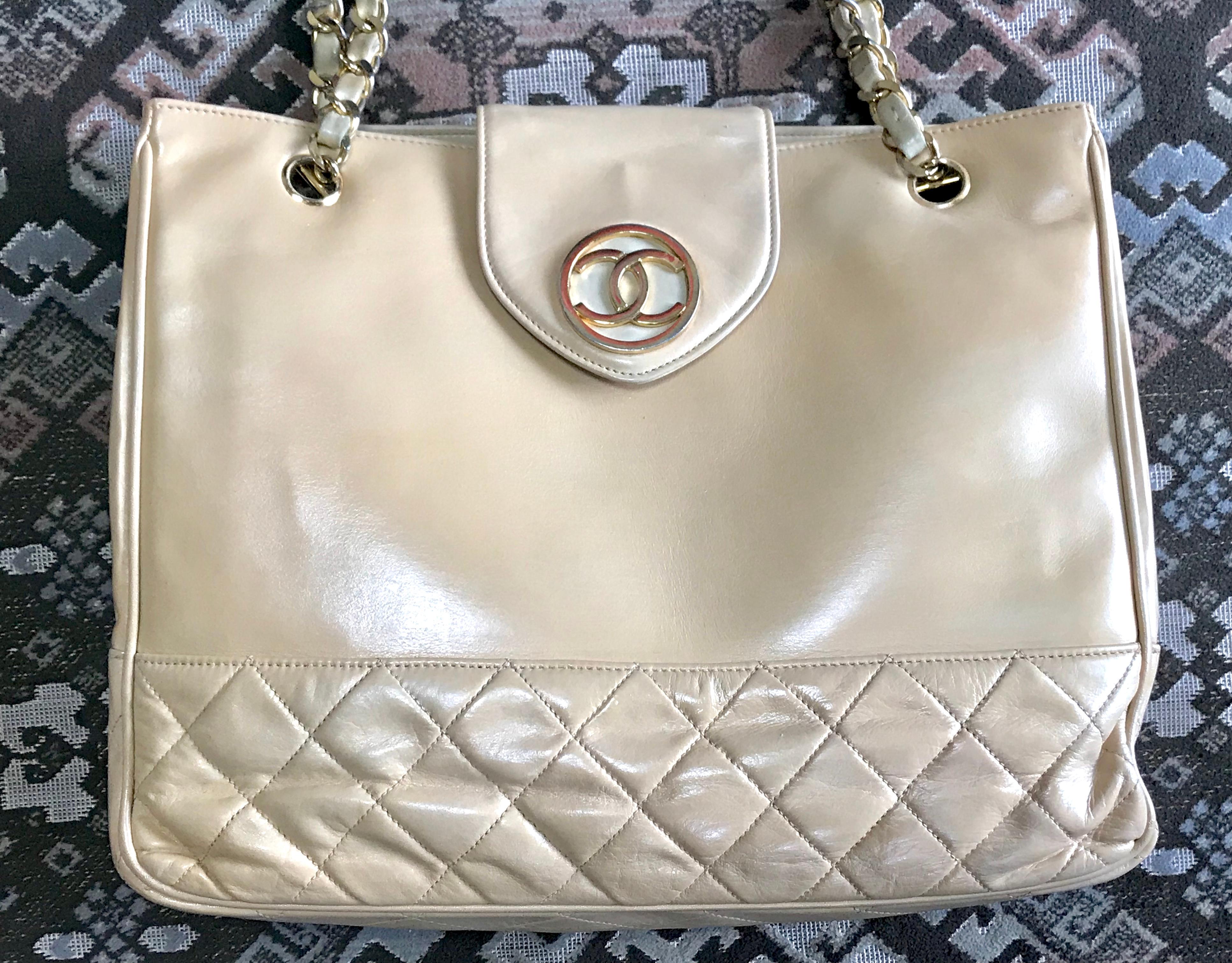 1990s. Vintage CHANEL beige calf leather large chain shoulder tote bag with golden CC mark motif at flap. Classic purse for daily use.

Introducing a vintage CHANEL beige leather large tote bag from the 90's.

Featuring its iconic gold tone large CC
