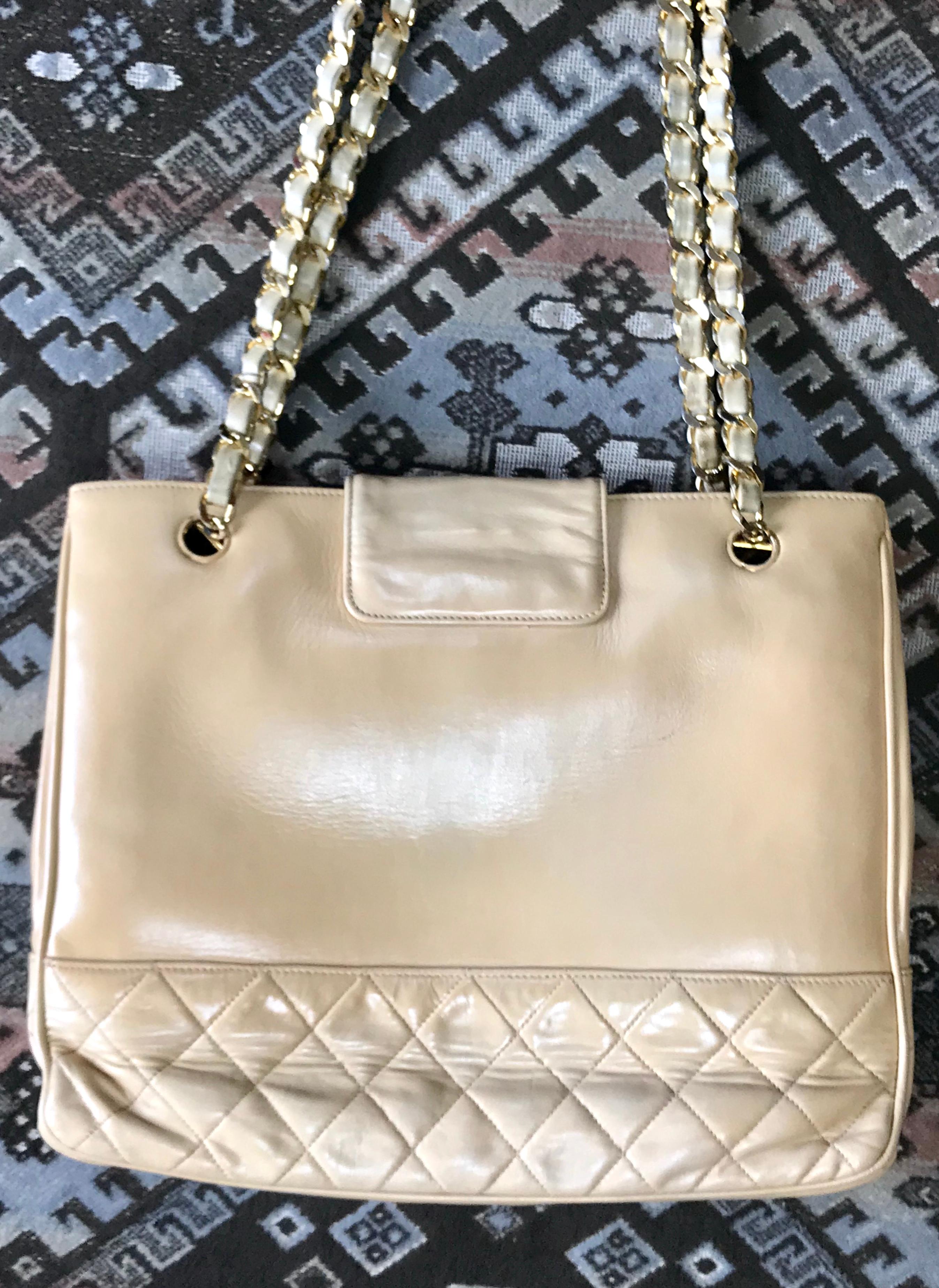 Beige Chanel Vintage beige calf leather large chain shoulder tote bag with golden CC  For Sale
