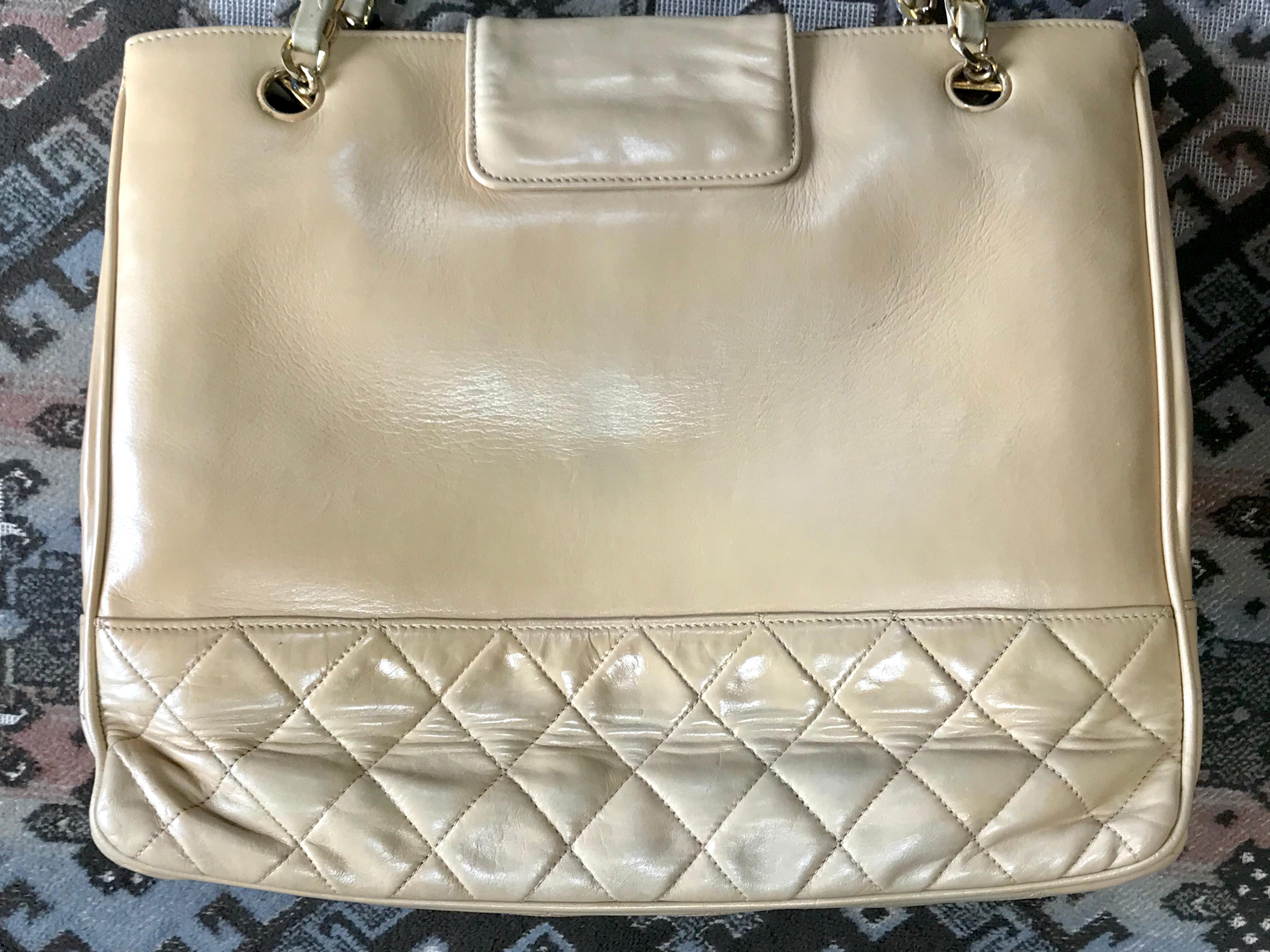 Chanel Vintage beige calf leather large chain shoulder tote bag with golden CC  In Good Condition For Sale In Kashiwa, Chiba