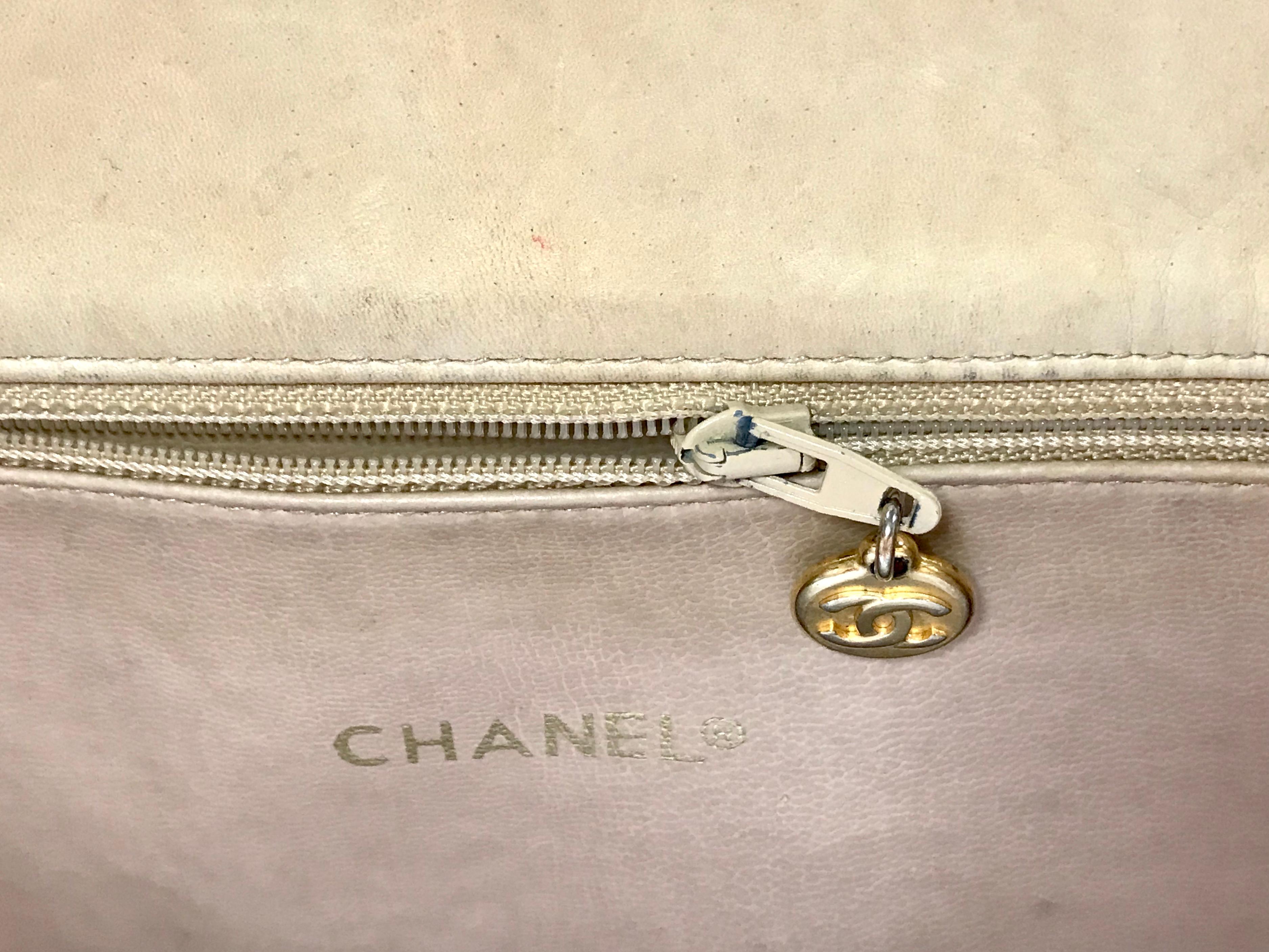 Chanel Vintage beige calf leather large chain shoulder tote bag with golden CC  For Sale 3