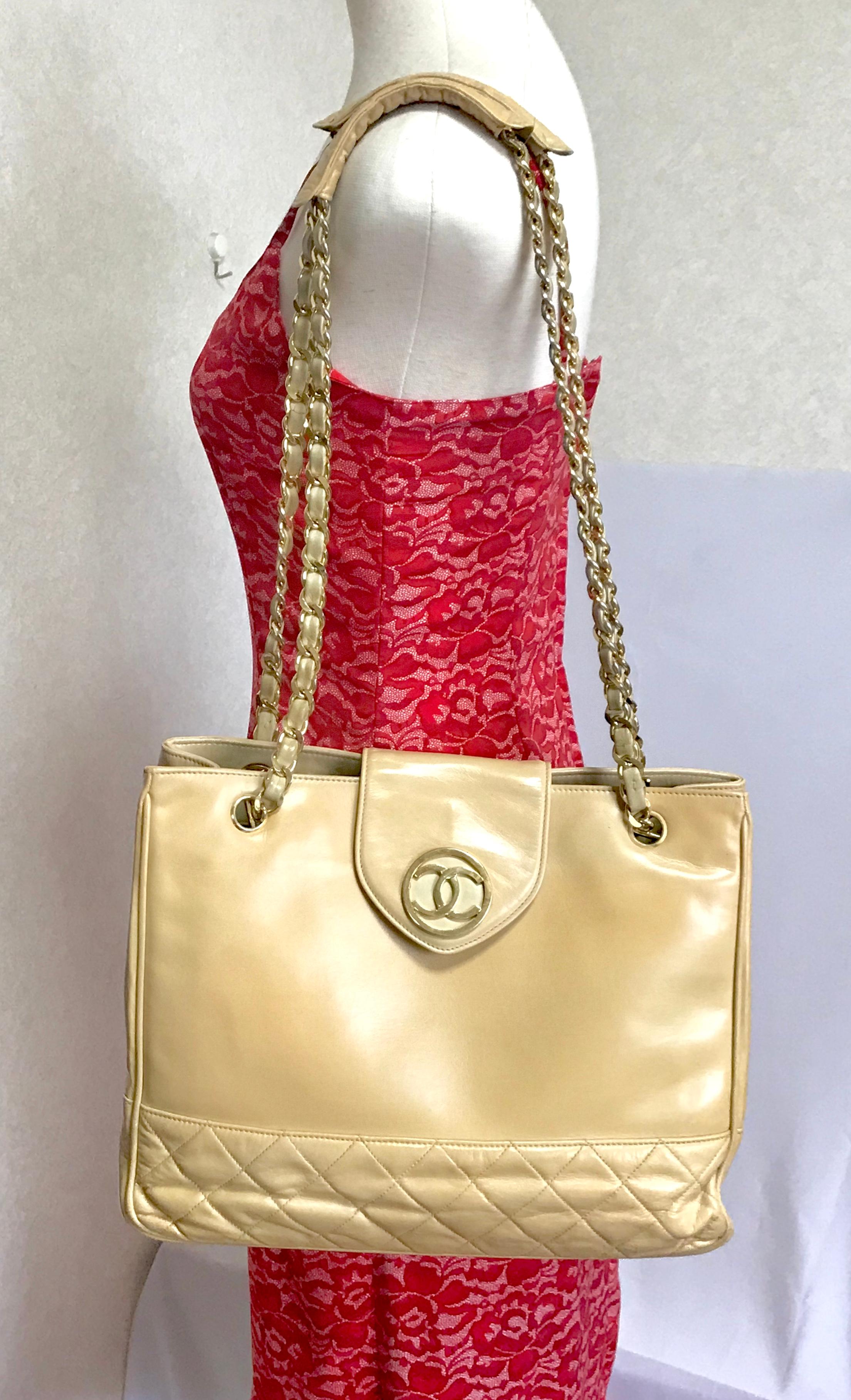 Chanel Vintage beige calf leather large chain shoulder tote bag with golden CC  For Sale 7