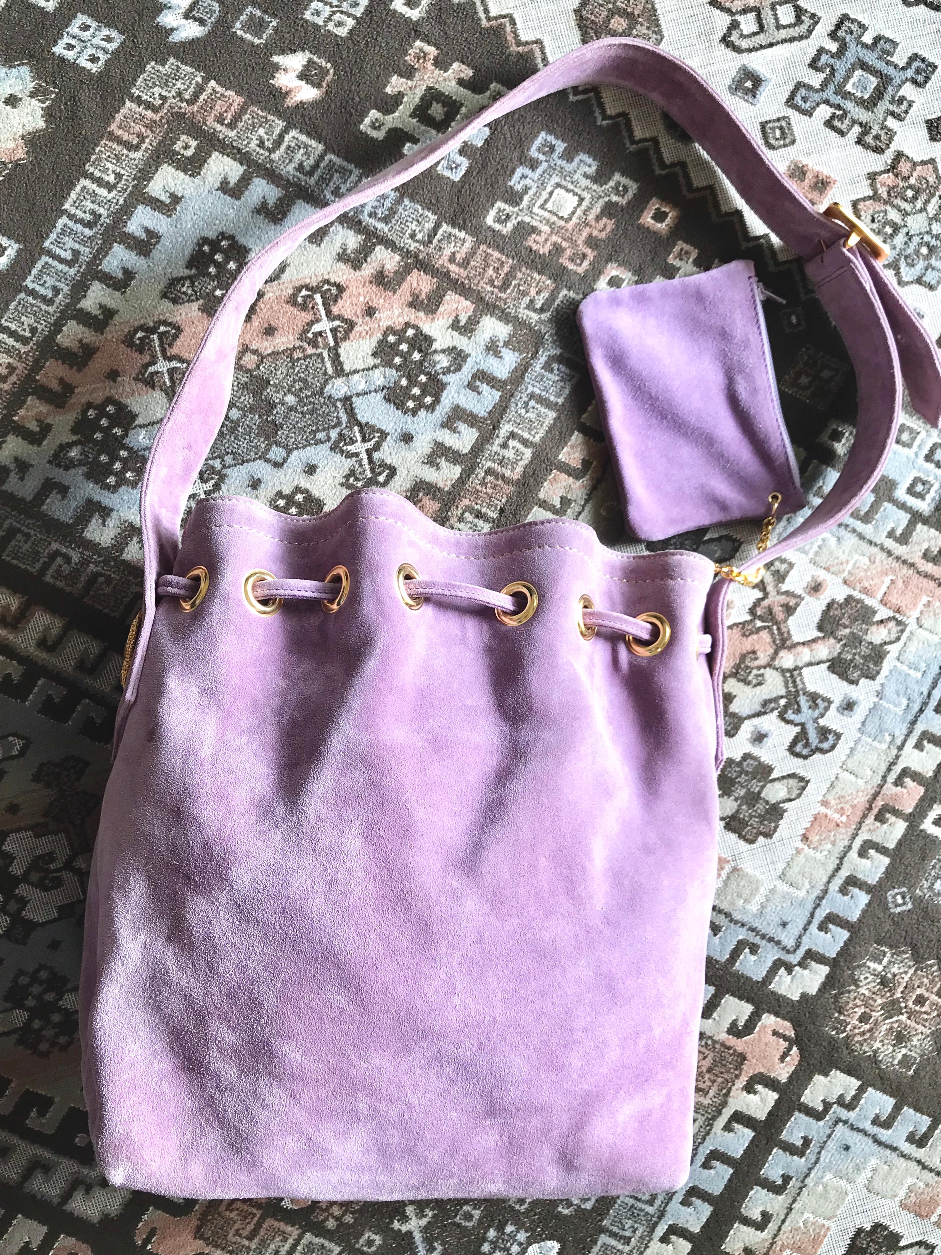Christian Lacroix Vintage purple suede hobo bucket shoulder bag with gold motifs In Good Condition For Sale In Kashiwa, Chiba