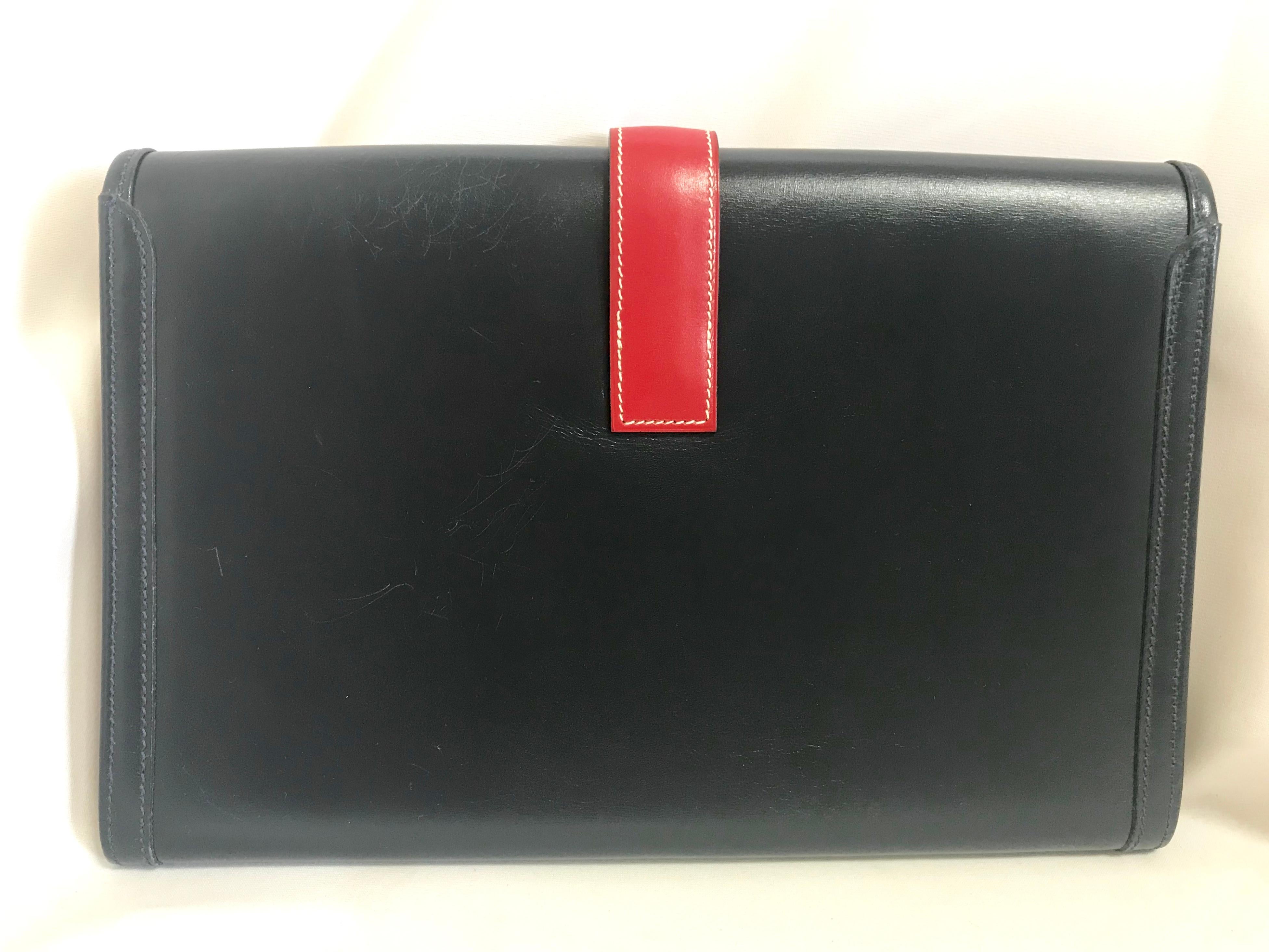 1990s. Vintage HERMES navy and red jige PM boxcalf leather document case, portfolio purse, iPad case. Classic bag but rare color.
Must have vintage Hermes piece.


Introducing a vintage HERMES jige in navy and red combination boxcalf leather, PM