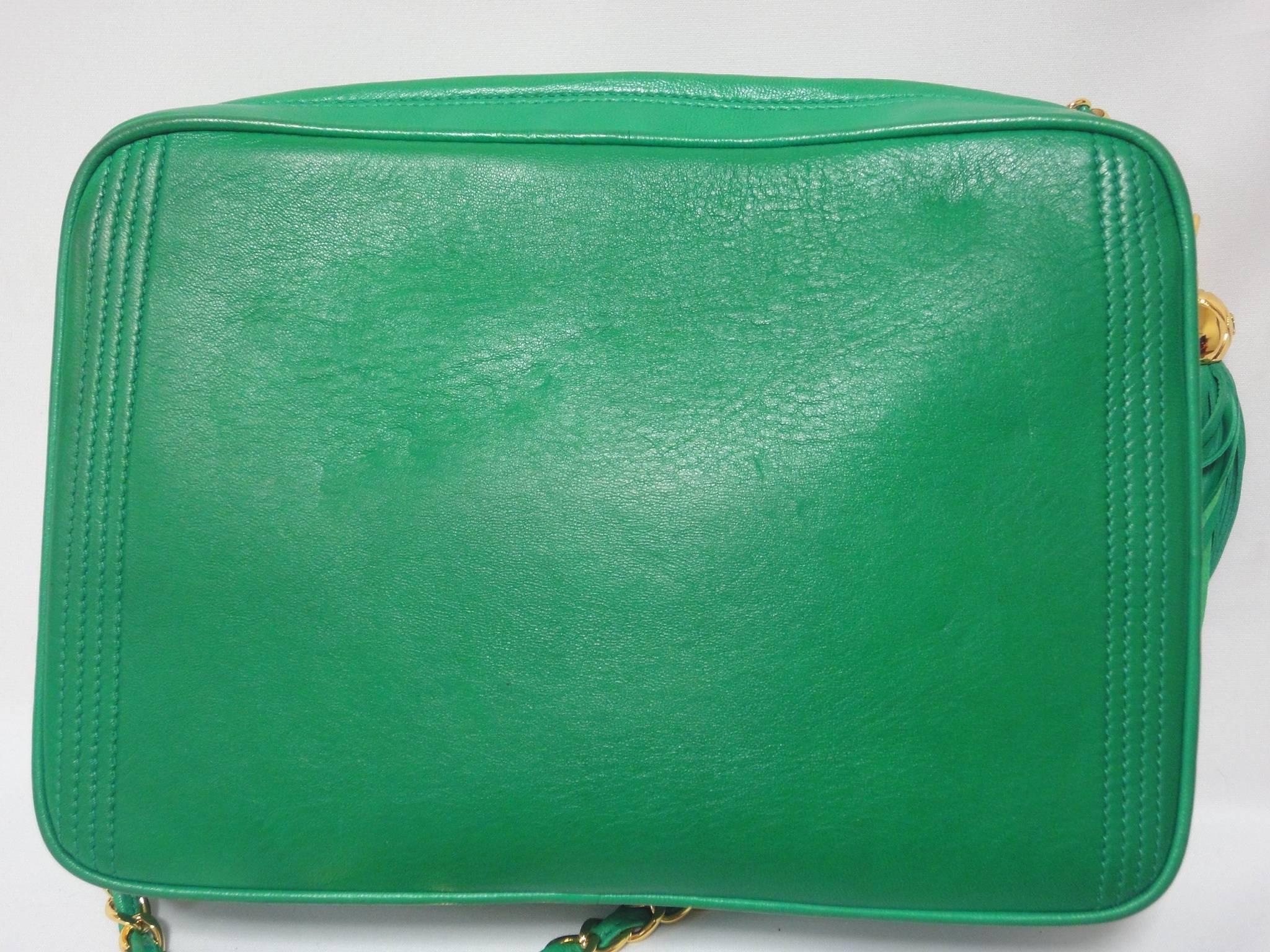 1990s vintage CHANEL green lamb leather camera bag style chain shoulder bag. In Good Condition In Kashiwa, Chiba