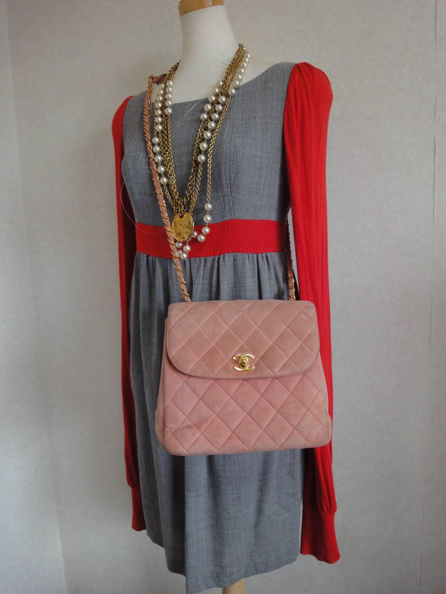 Vintage CHANEL light pink quilted suede 2.55 shoulder bag with gold tone chain For Sale 2