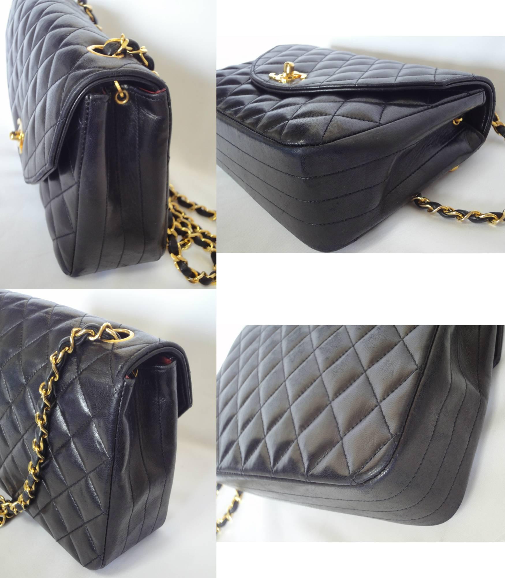 Women's 1980s vintage Chanel black lamb leather 2.55 classic oval flap shoulder bag.