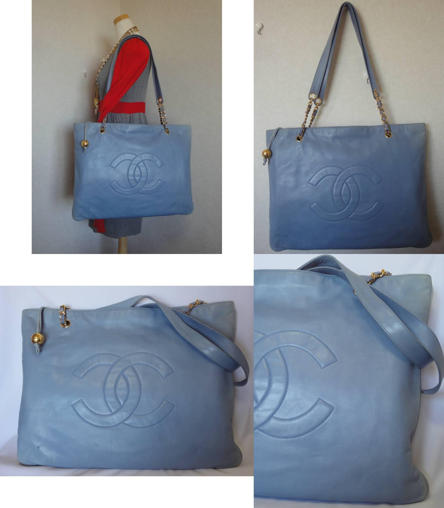 Vintage CHANEL massive pae blue calf leather chain shoulder tote bag For Sale 4