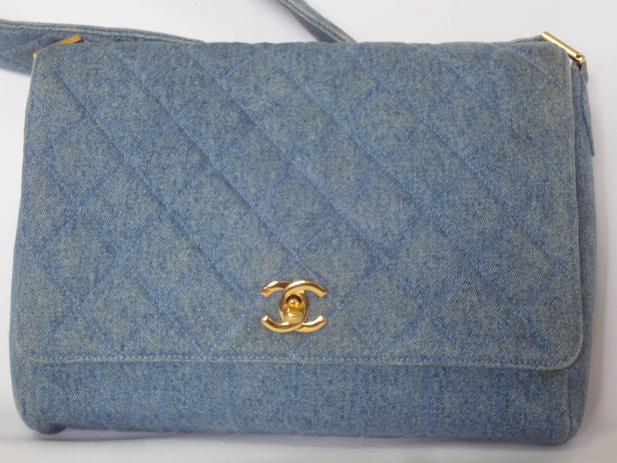 This is a vintage CHANEL denim shoulder bag, handbag with vertical stitches and golden CC closure. 

The denim surface is nice and washed off as great denim vintage piece as you can see the photos.
Great CHANEL bag for your daily use. 
Though