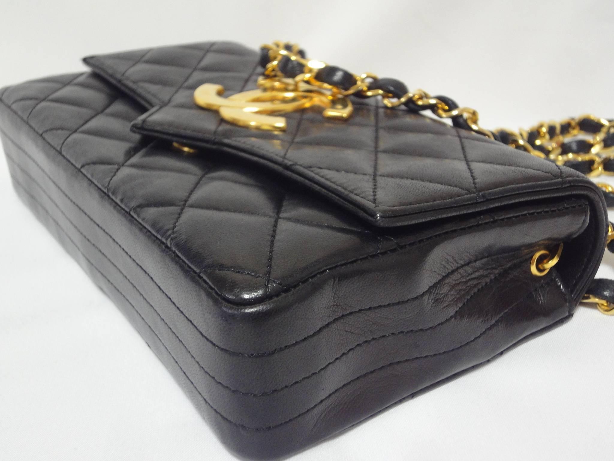 MINT. 80's vintage CHANEL black lambskin chain shoulder bag with golden large CC In Excellent Condition In Kashiwa, Chiba
