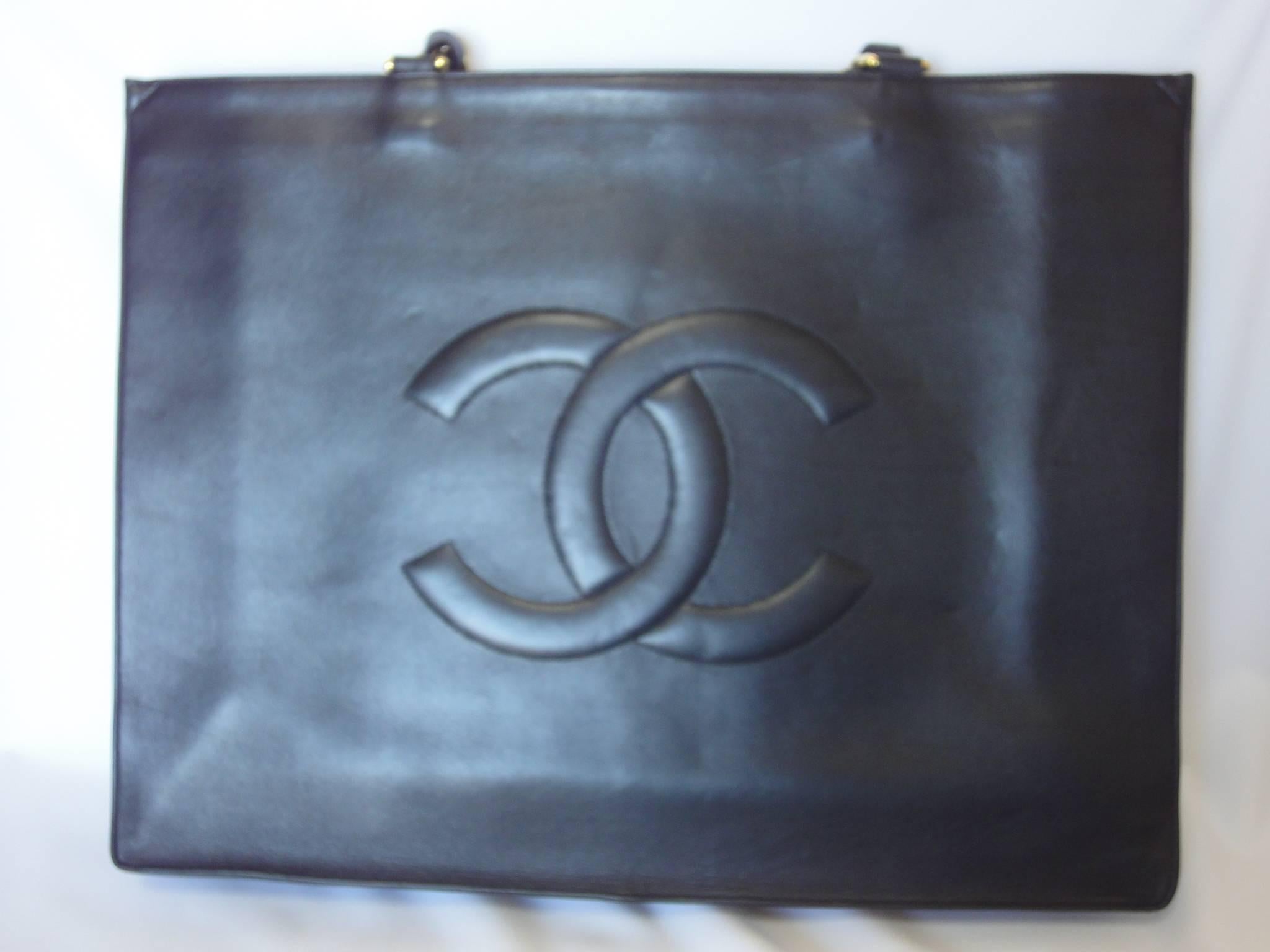 Vintage CHANEL black calfskin large tote bag with gold tone chain handles and CC In Excellent Condition In Kashiwa, Chiba