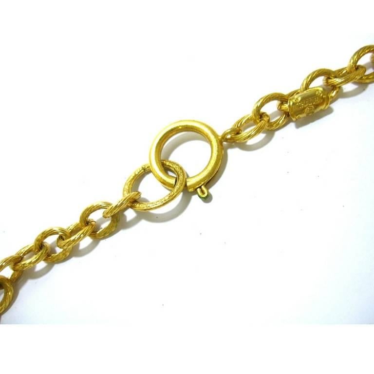 Vintage CHANEL rare jewelry, dangling hat design charm chain statement necklace. For Sale 1