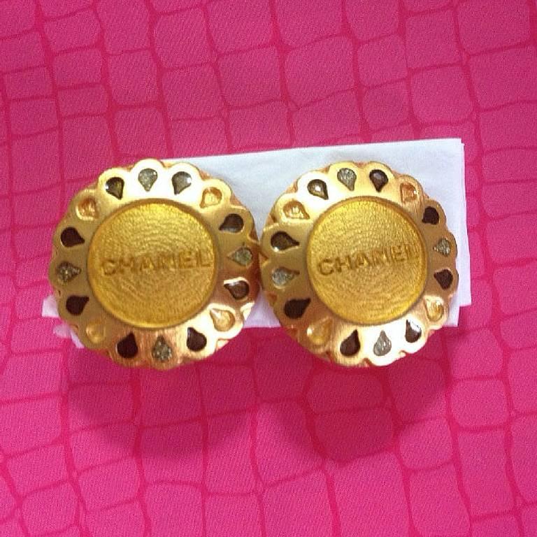 1990s Vintage CHANEL gold tone teardrop petal motif flower shape logo earrings. Chic and mod vintage Chanel jewelry. Perfect gift.

Introducing a vintage CHANEL flower shape earrings in golden and colorful tiny petals.
MINT/excellent vintage