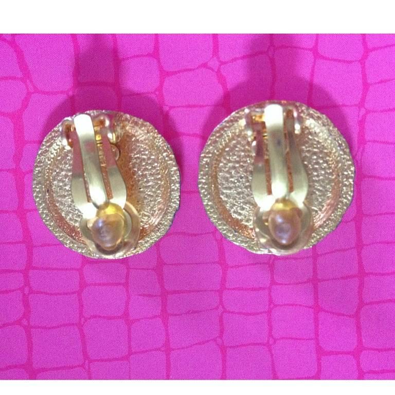 1990s Vintage CHANEL gold tone teardrop petal motif flower shape logo earrings.  In Excellent Condition In Kashiwa, Chiba