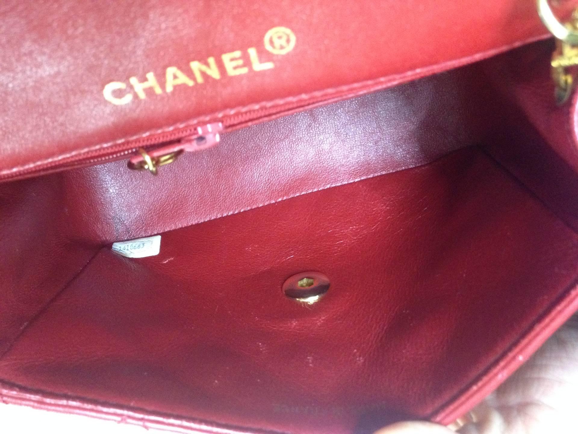 Vintage CHANEL lipstick red lambskin purse with golden CC and chain strap. 2