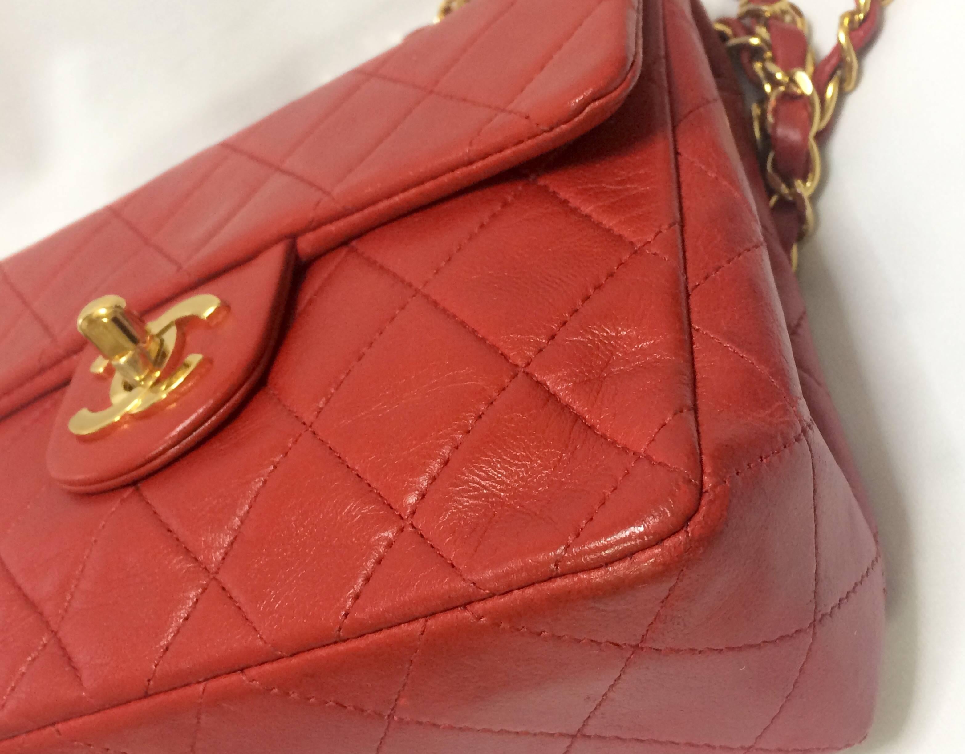 Vintage CHANEL lipstick red lambskin purse with golden CC and chain strap. In Good Condition In Kashiwa, Chiba