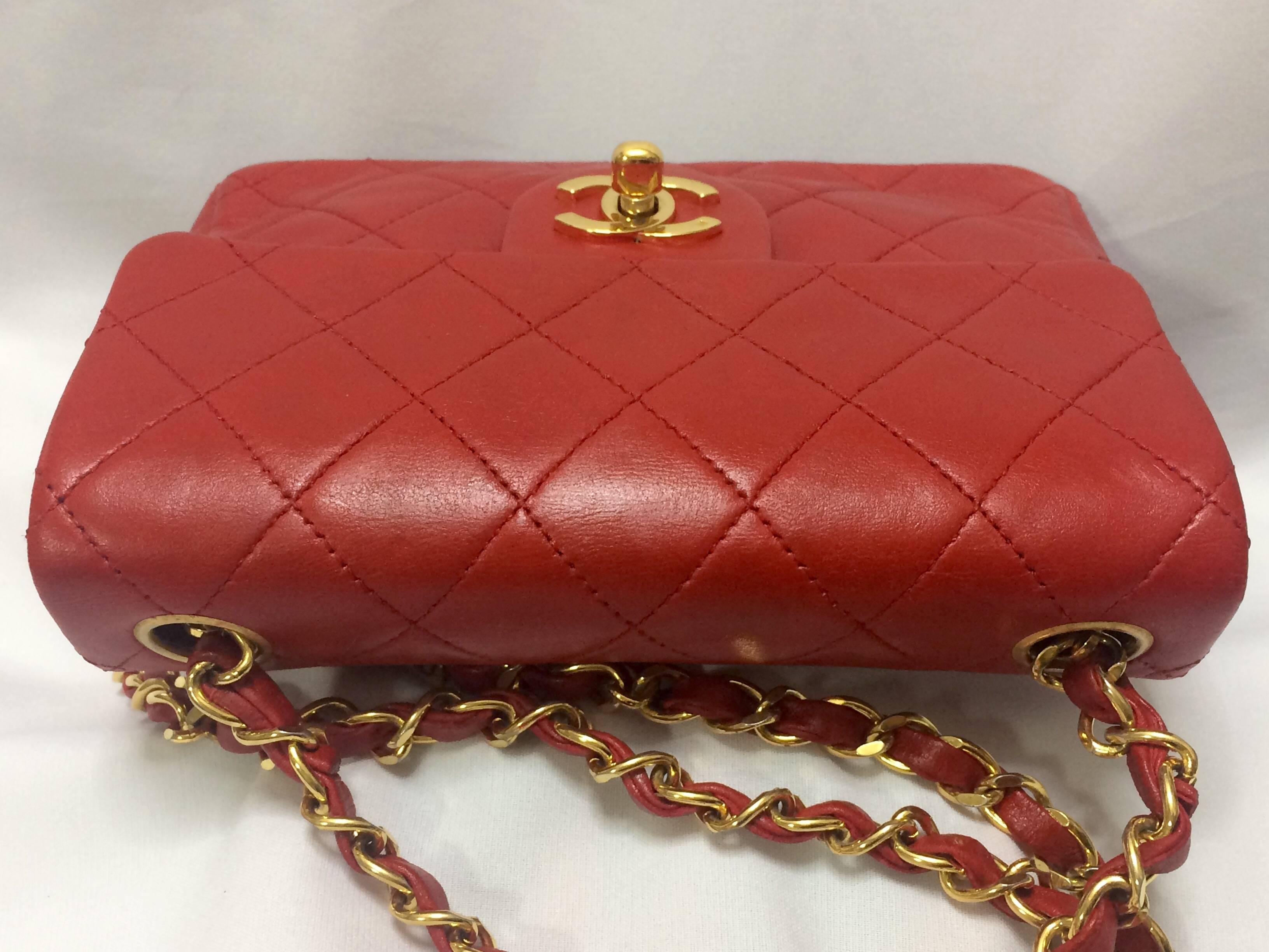Vintage CHANEL lipstick red lambskin purse with golden CC and chain strap. 1