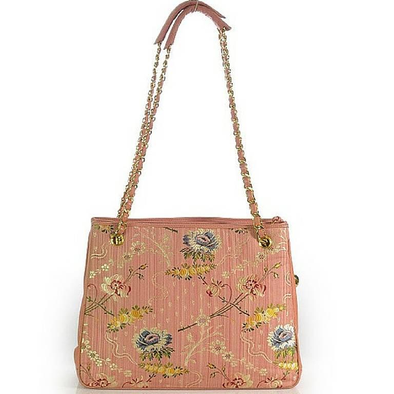 Vintage CHANEL Japanese kimono obi fabric and pink leather chain tote bag with golden CC charm. One-of-a-kind, rarest Chanel bag.

Introducing one-of-a-kind, rarest vintage CHANEL bag, a pink leather and Japanese Kimono/Obi fabric combination