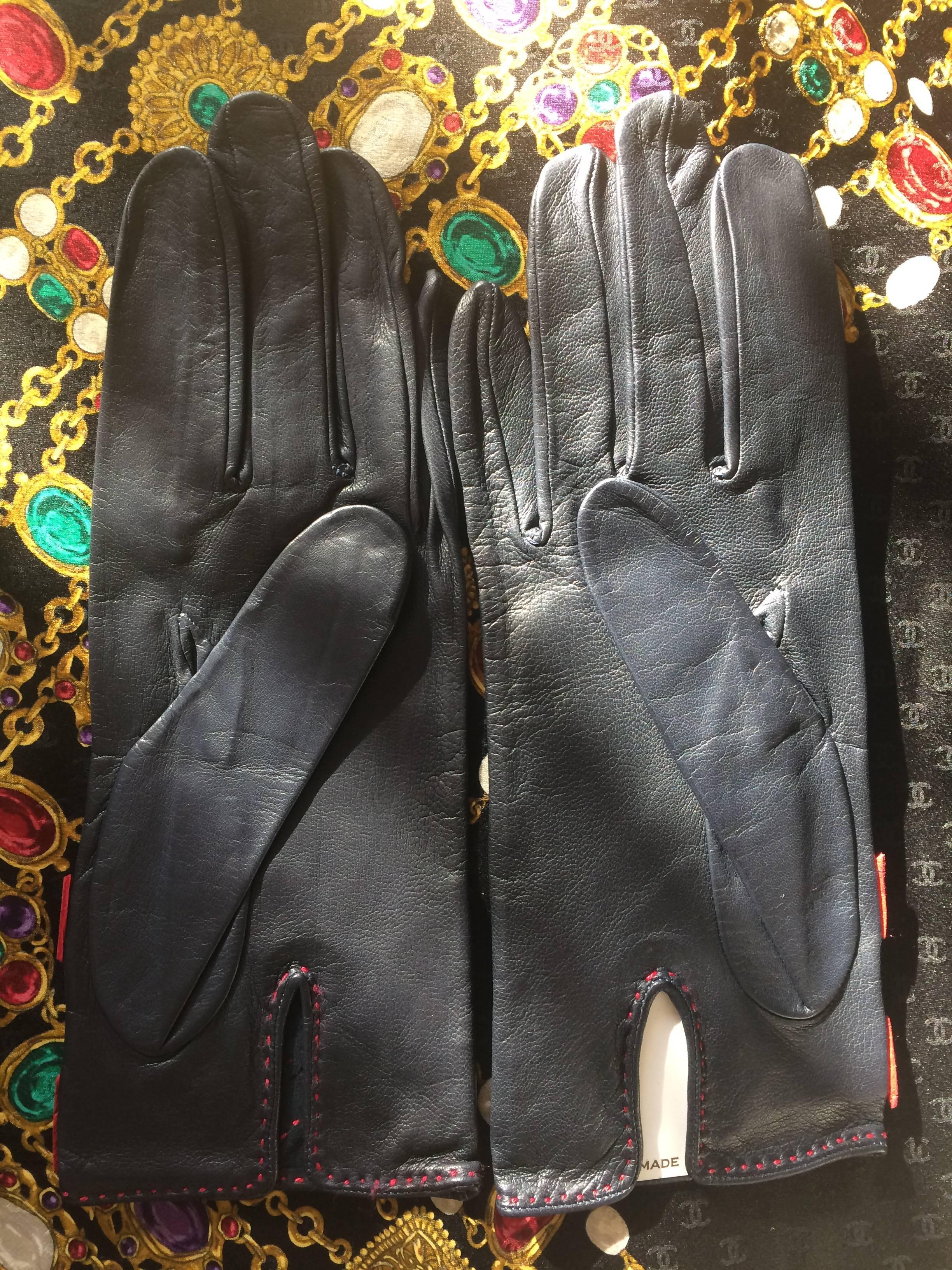 Women's Vintage HERMES black lambskin gloves with golden　H logo with red triangle stitch For Sale