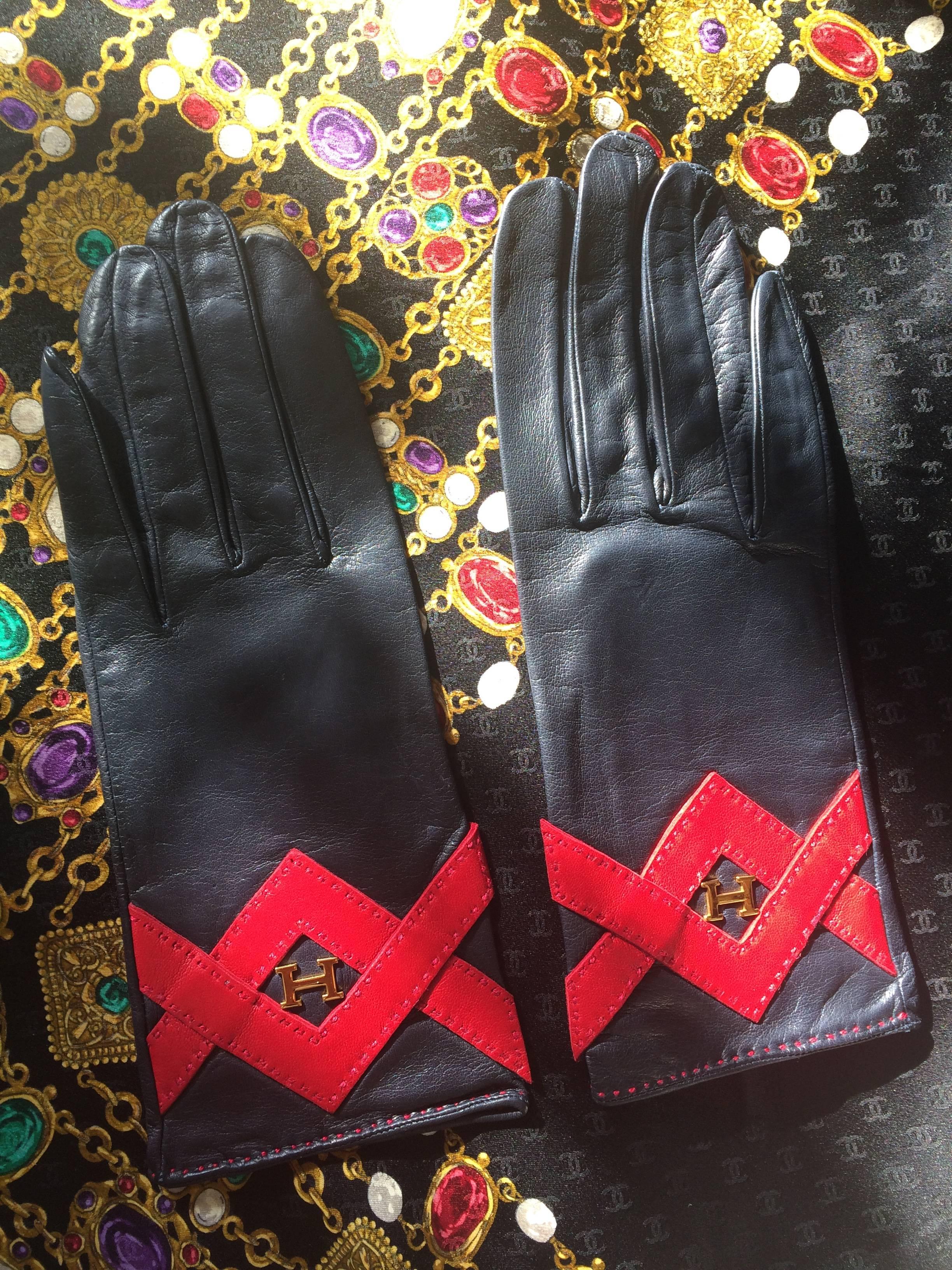 Vintage HERMES black lambskin gloves with golden　H logo with red triangle stitch For Sale 5